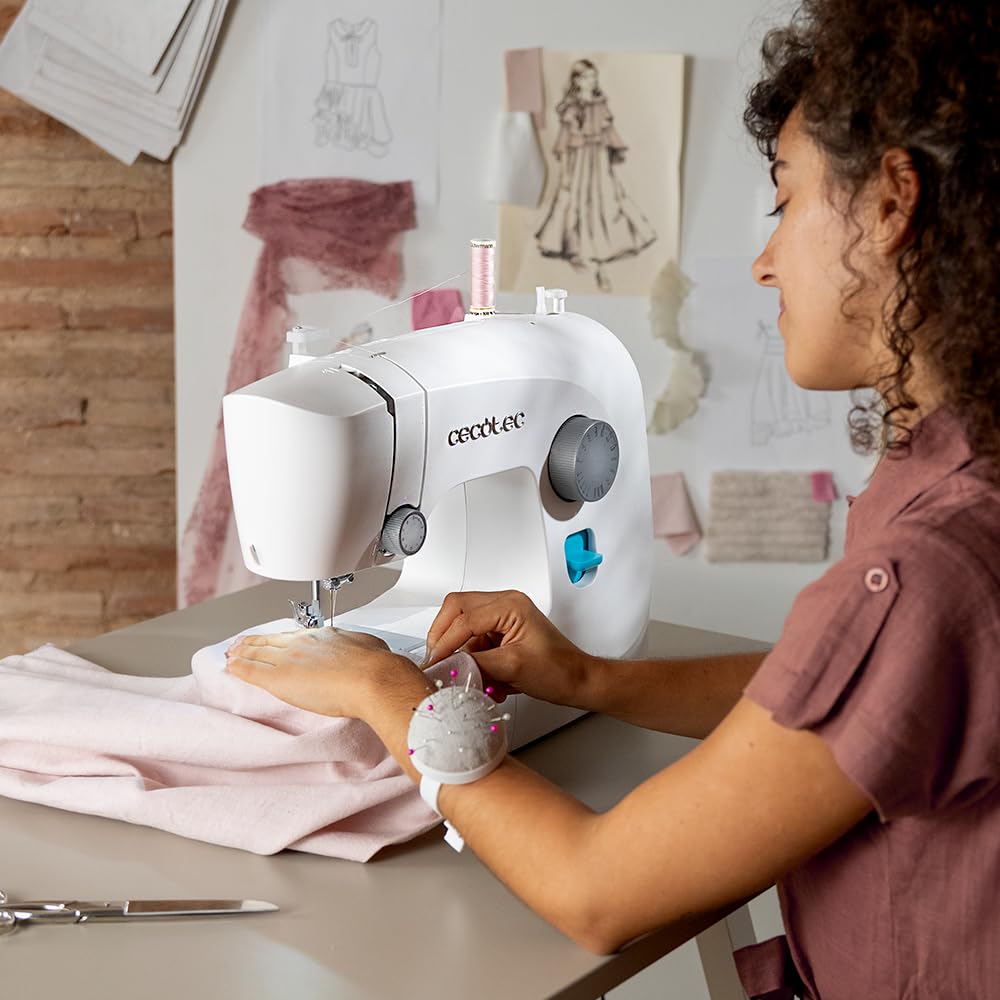 Cecotec Macchina da Cucire 15 Punti BelleCouture 1500. Asola Manuale in 4 Tempi, Regolatore di Asola, Tensione del Filo Regolabile e Kit di Accessori, Compatta e Portatile