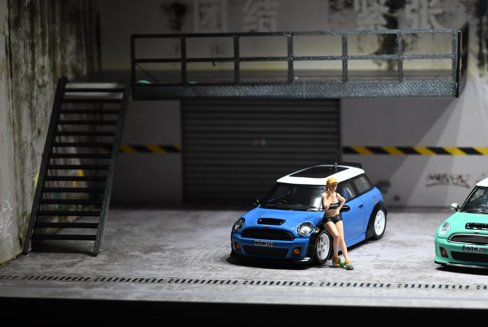 KiBcsLic - Garage Miniature 1:64 Avec Éclairage LED - Vitrine Pour Voitures Collection - Porte Coulissante - Décoration Bureau