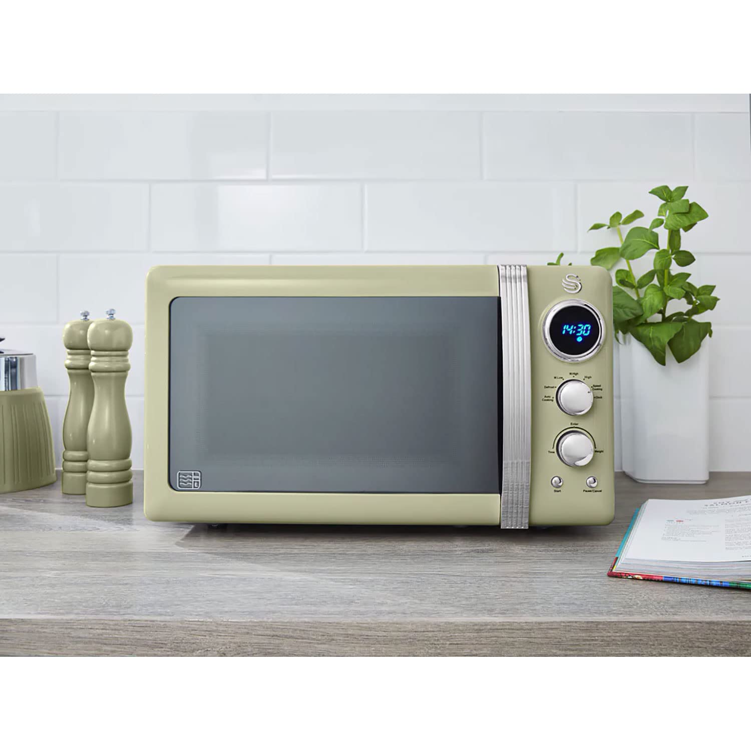 Swan Retro SM22030GNEU Micro-ondes Numérique 20L, 5 Niveaux de Puissance, Fonction Décongélation, Minuterie 60 Minutes, Porte à Effet Miroir, Plateau Tournant 27cm, Design Vintage, Vert, 800W