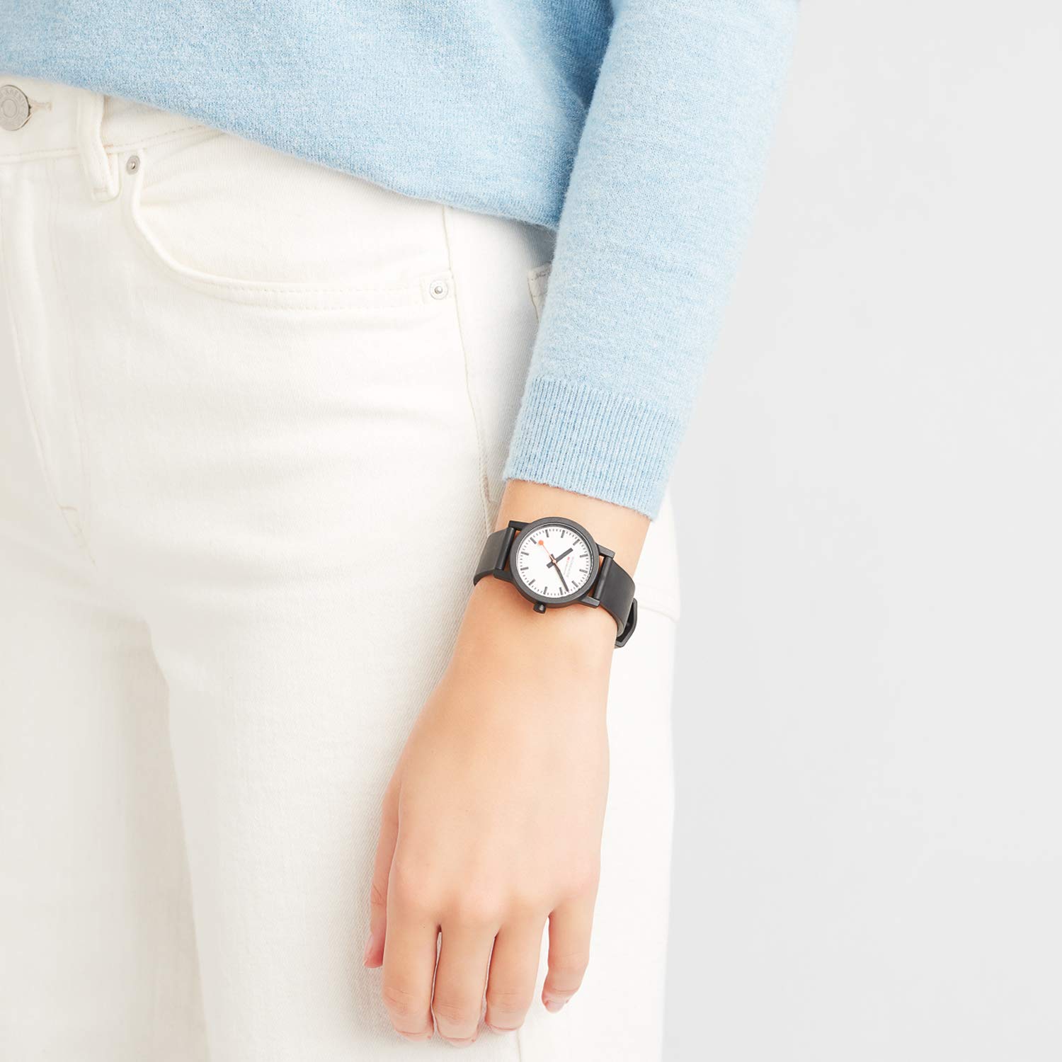 Mondaine - Essence - Reloj para mujer de 32 mm, reloj de pulsera oficial Swiss Railways, correa de material renovable, resistente al agua hasta 30 m, sostenible, diferentes variaciones, relojes para