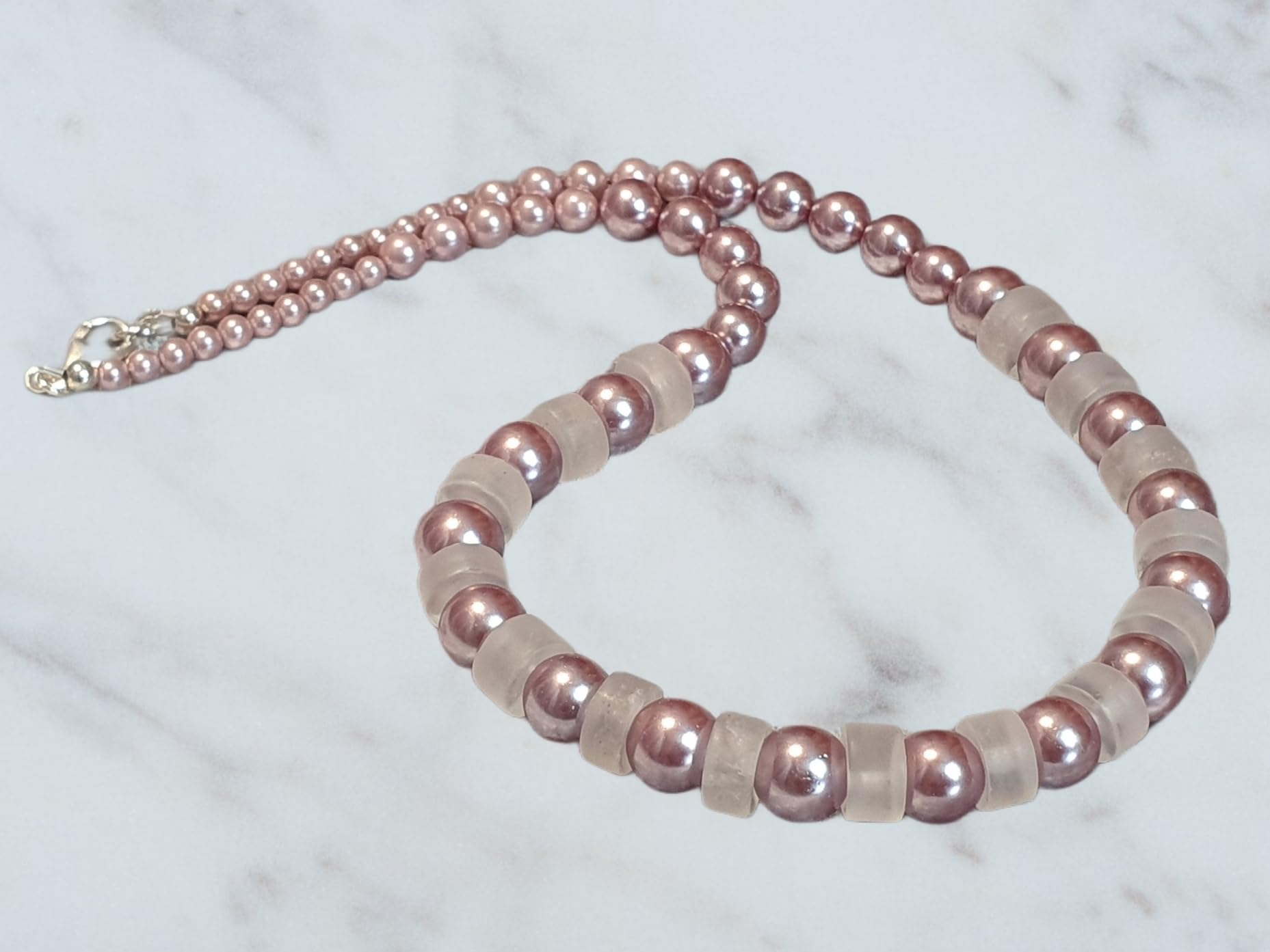 Generisch IohanaSchmuck Collier aus Edelsteinen, Bergkristall-Halskette mit Muschelkernperlen altrose und Silberelementen, handmade in Munich, handgemacht