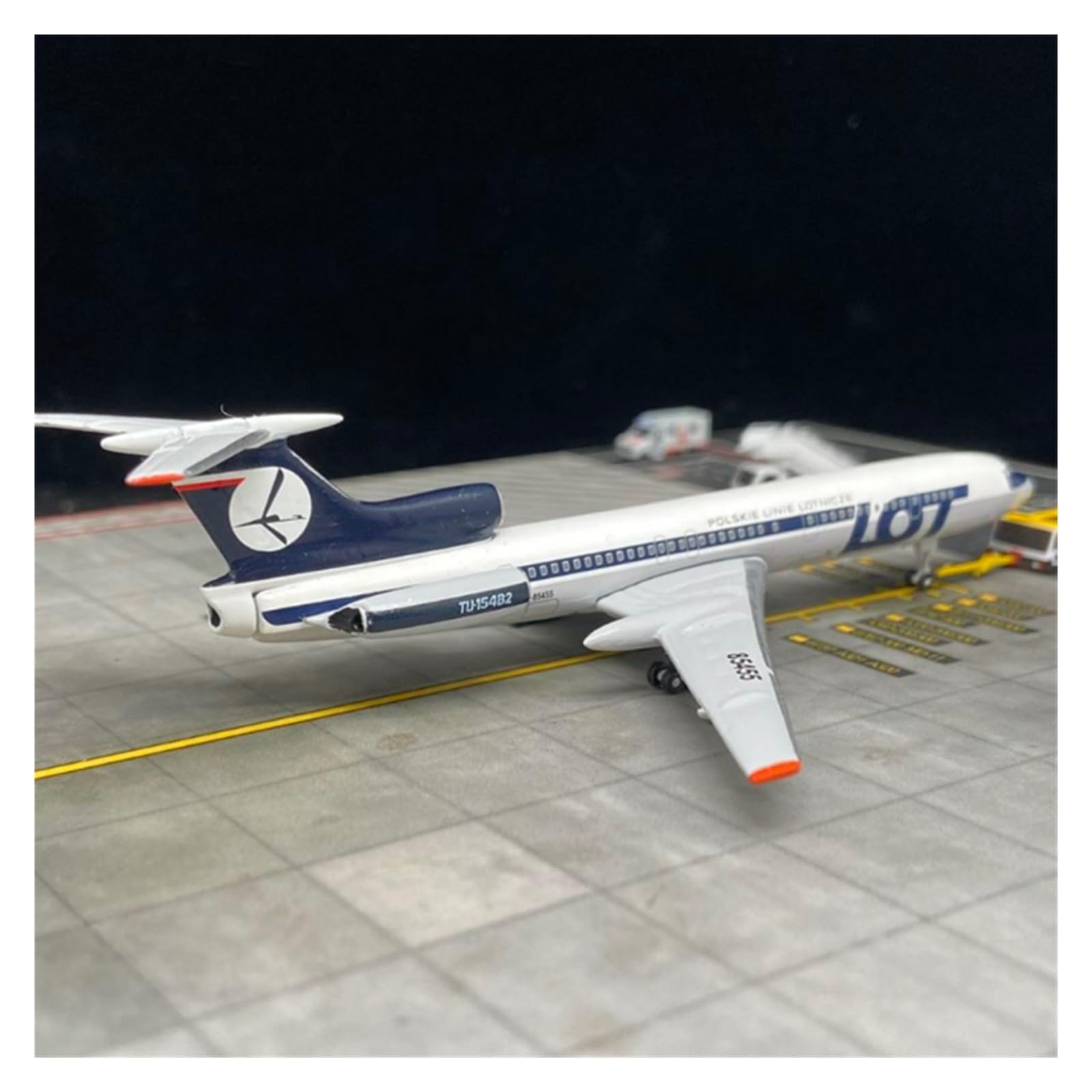 Amazon.co.jp: 飛行機模型飛行機おもちゃの飛行機模型 1/400 スケール