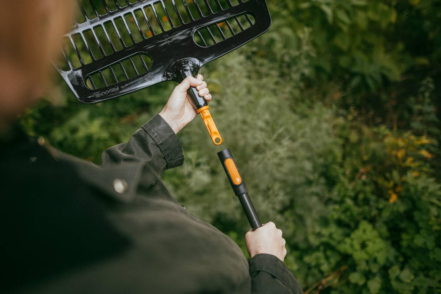 Fiskars OneClick Schaufelrechen, Vielseitiger Aufsatz zum Harken, Heben und Sieben, Müheloses Wechseln mit nur einem klick, Breites Schaufeldesign, Schwarz/Orange, 1080681