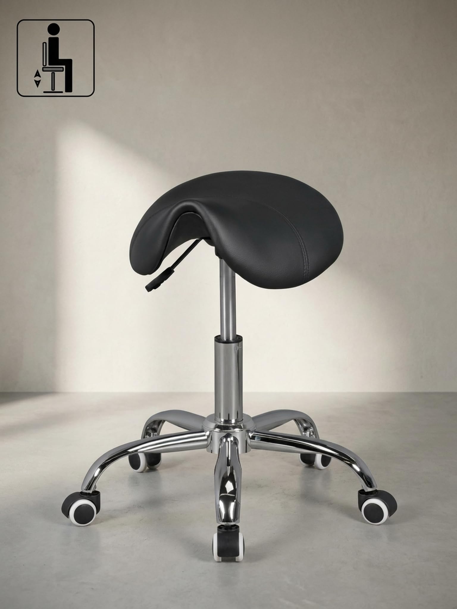 Menton - Sattel-Hocker in Schwarz | Arbeitshocker mit Kunstleder-Bezug | Sitzhocker ist höhenverstellbar | Design Drehhocker mit Rollen | Kosmetikhocker & Praxishocker