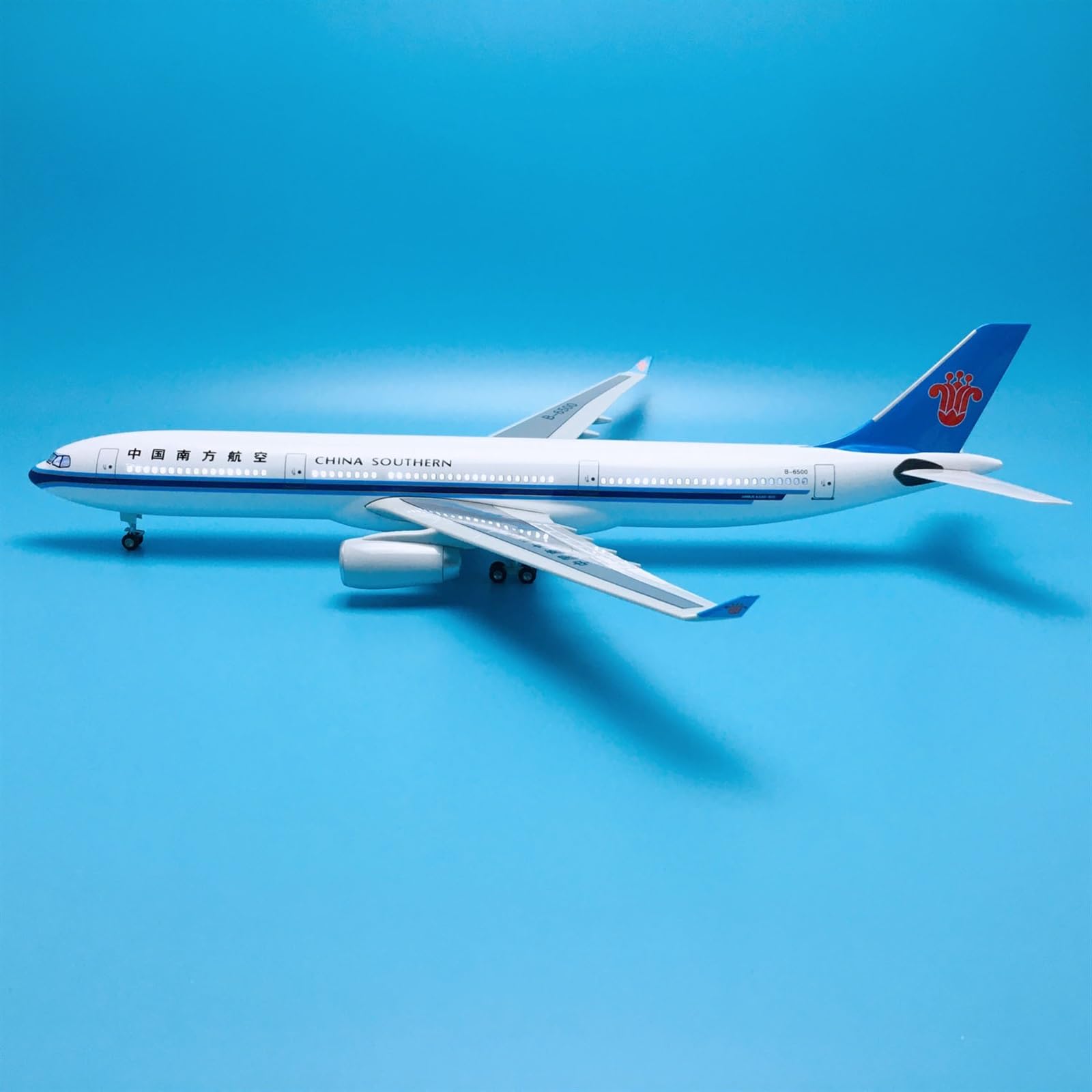 Skopiuj model samolotu 1:135 47cm z kołami i światłem Led samolot samoloty Airbus dla A330-300 chiny kolekcja modeli samolotów południowych