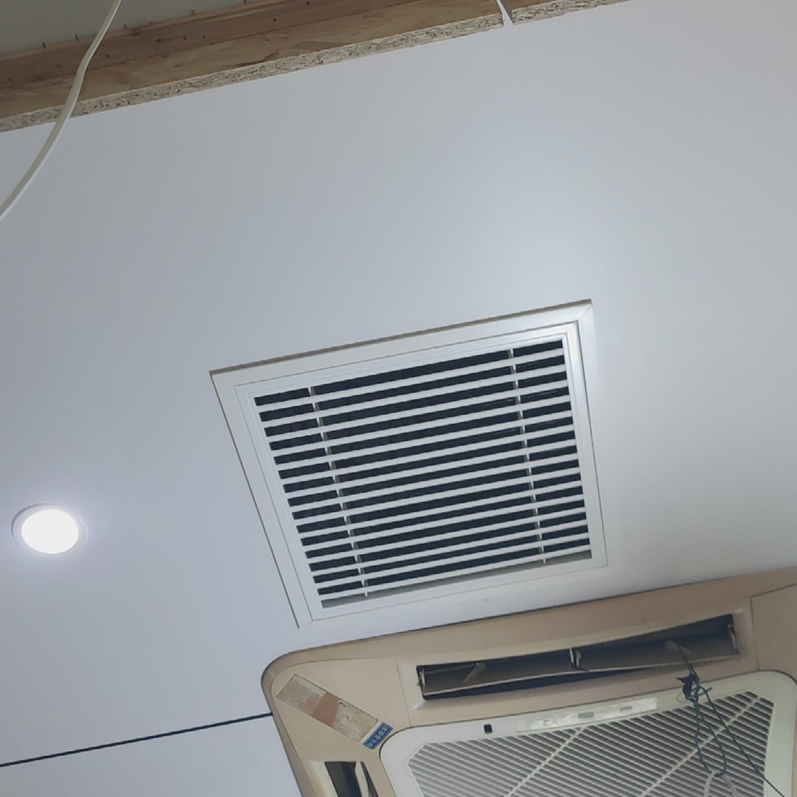Panneau d'accès sur mesure à dissipation thermique pour plafond