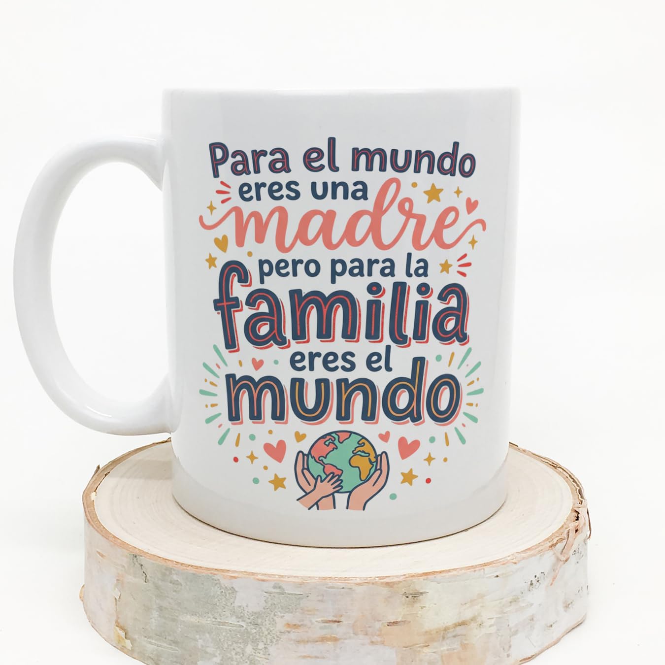 MUGFFINS Taza mamá con frase Para el mundo eres una madre pero para la familia eres el mundo en Español | regalo madre | 330 Ml 11 oz | Idea original para regalar | progenitores v1 — view 2