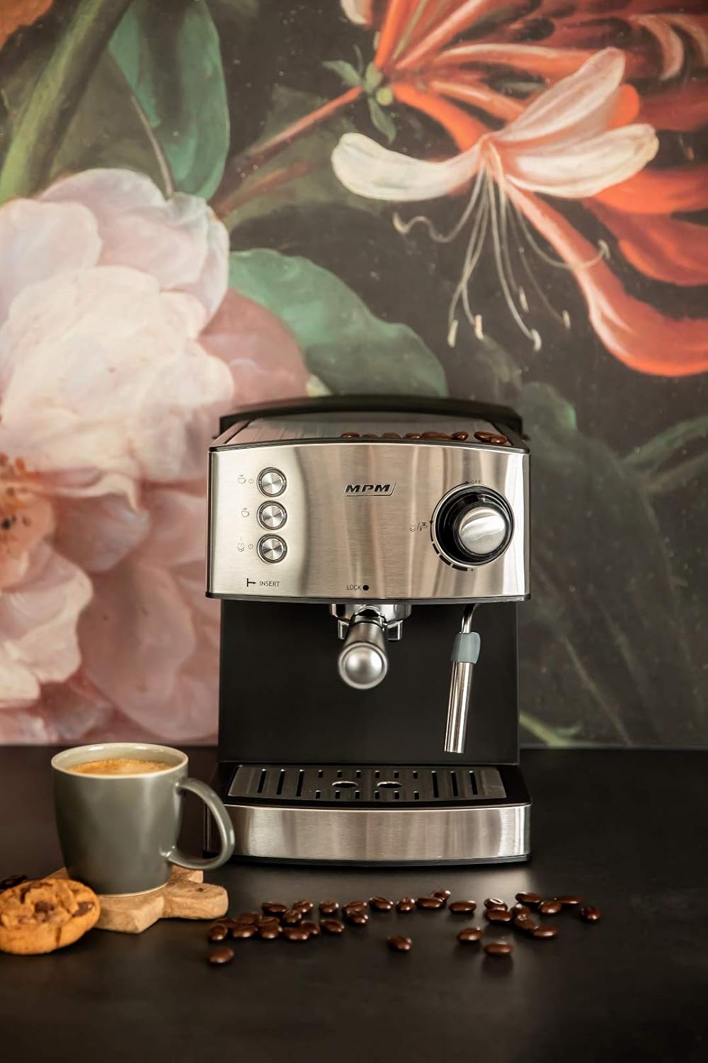 MPM MKW-06M Macchina per caffè Espresso e Cappuccino da 20 Bar, Ugello per Il Latte, Scaldatazze, Serbatoio dellAcqua Rimovibile da 1,7 Litri, Sistema THERMOBLOCK 850W, Nero/Acciaio Inox