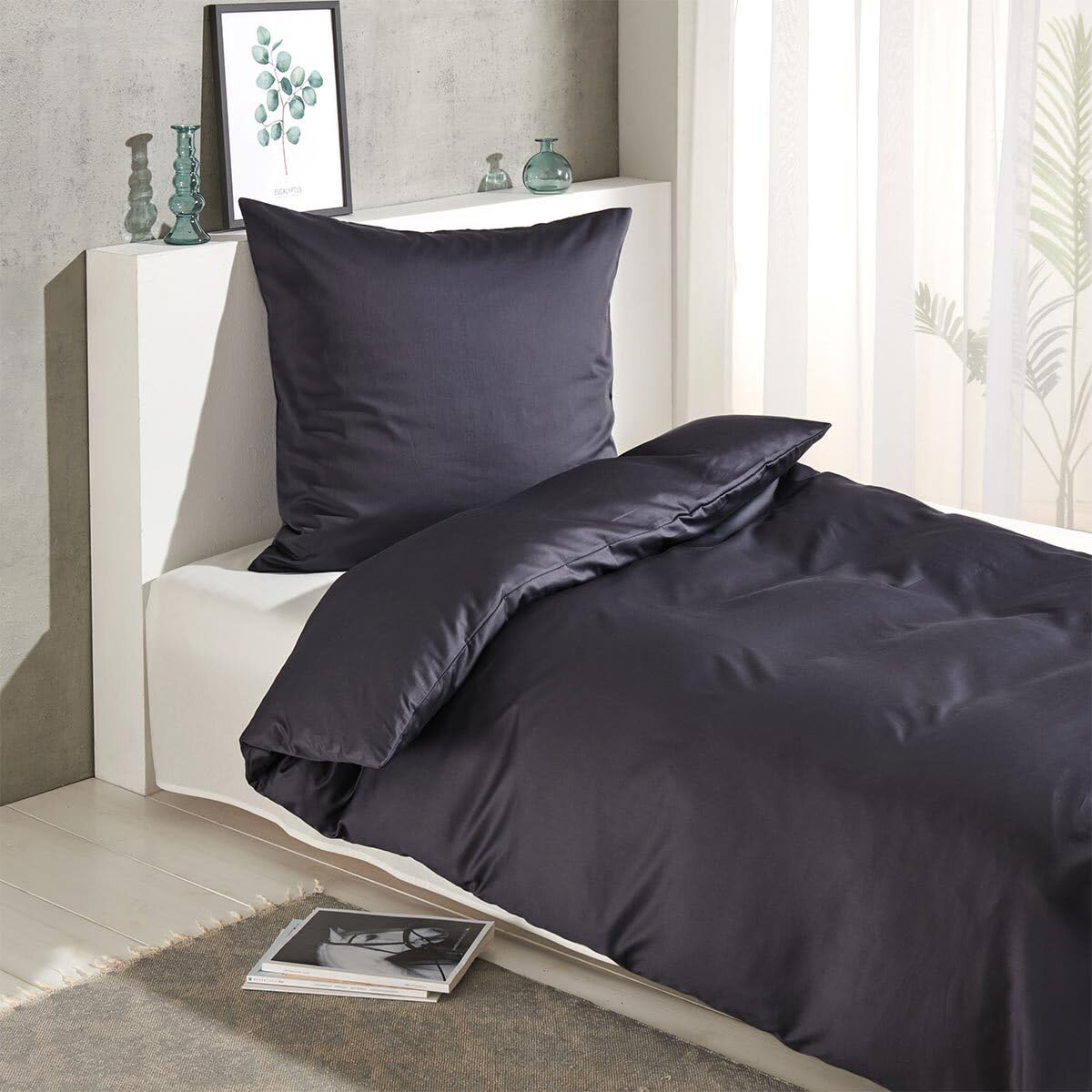 Traumschlaf Uni Mako-Satin Bettwäsche – seidig glatt & hautsympathisch aus 100% Baumwolle – edles Uni Design, atmungsaktiv & pflegeleicht – mit Reißverschluss – 135x200 cm + 80x80 cm, schwarz