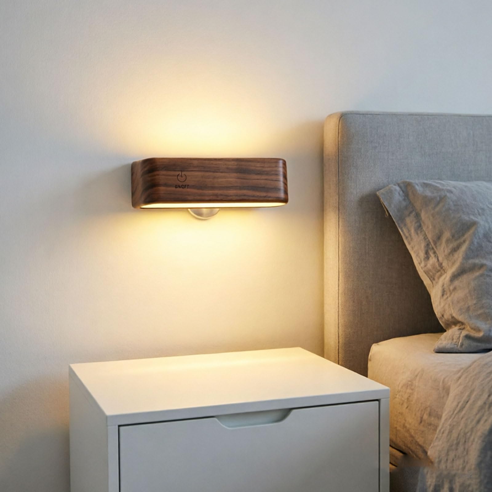 Luce notturna in legno con luce delicata, perfetta per la lettura sul comodino e una comoda luce notturna