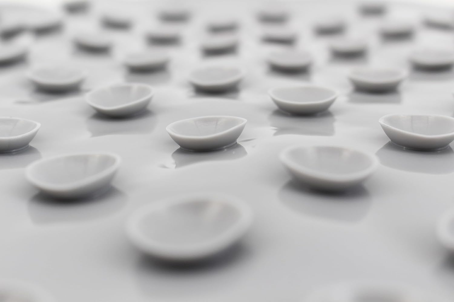 Splash Home Metallic Bathtub Mat Non-Slip, Shower Mat with Suction Cups and Drain Holes Bath Mat for Tub, 28 L x 15 W Inches, PVC - Clear - Image 3