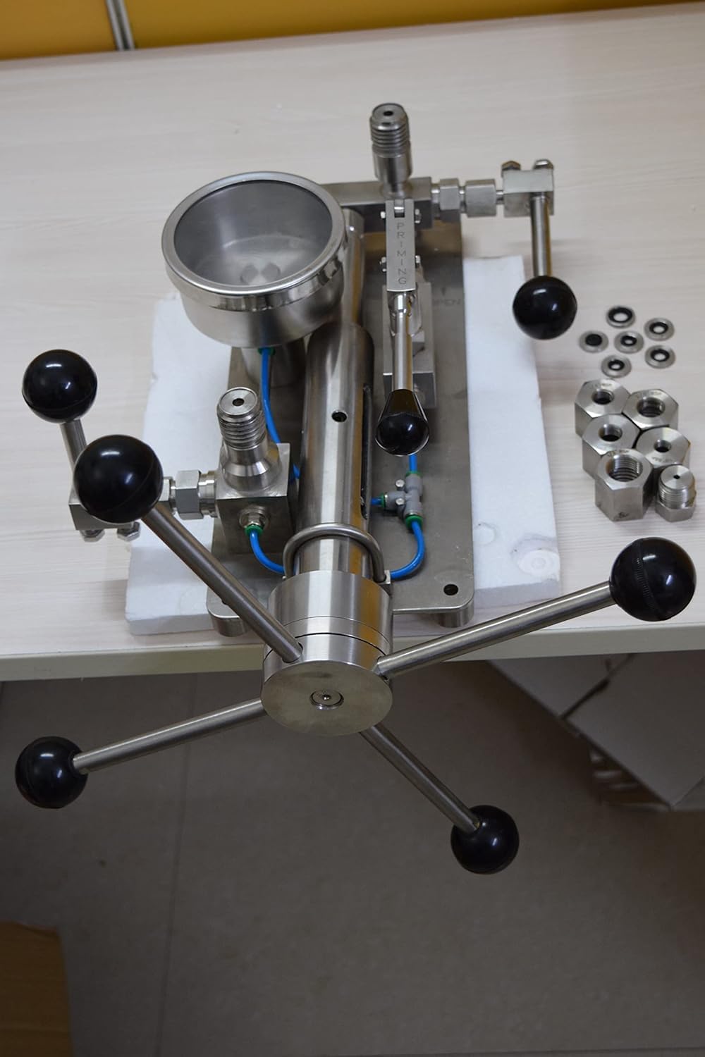 Calibratore di pressione e vuoto da banco (campo di misura: 0-1000 kg/cm²) per laboratori di calibrazione, industria farmaceutica e petrolchimica. Modello: AI-PCAL1