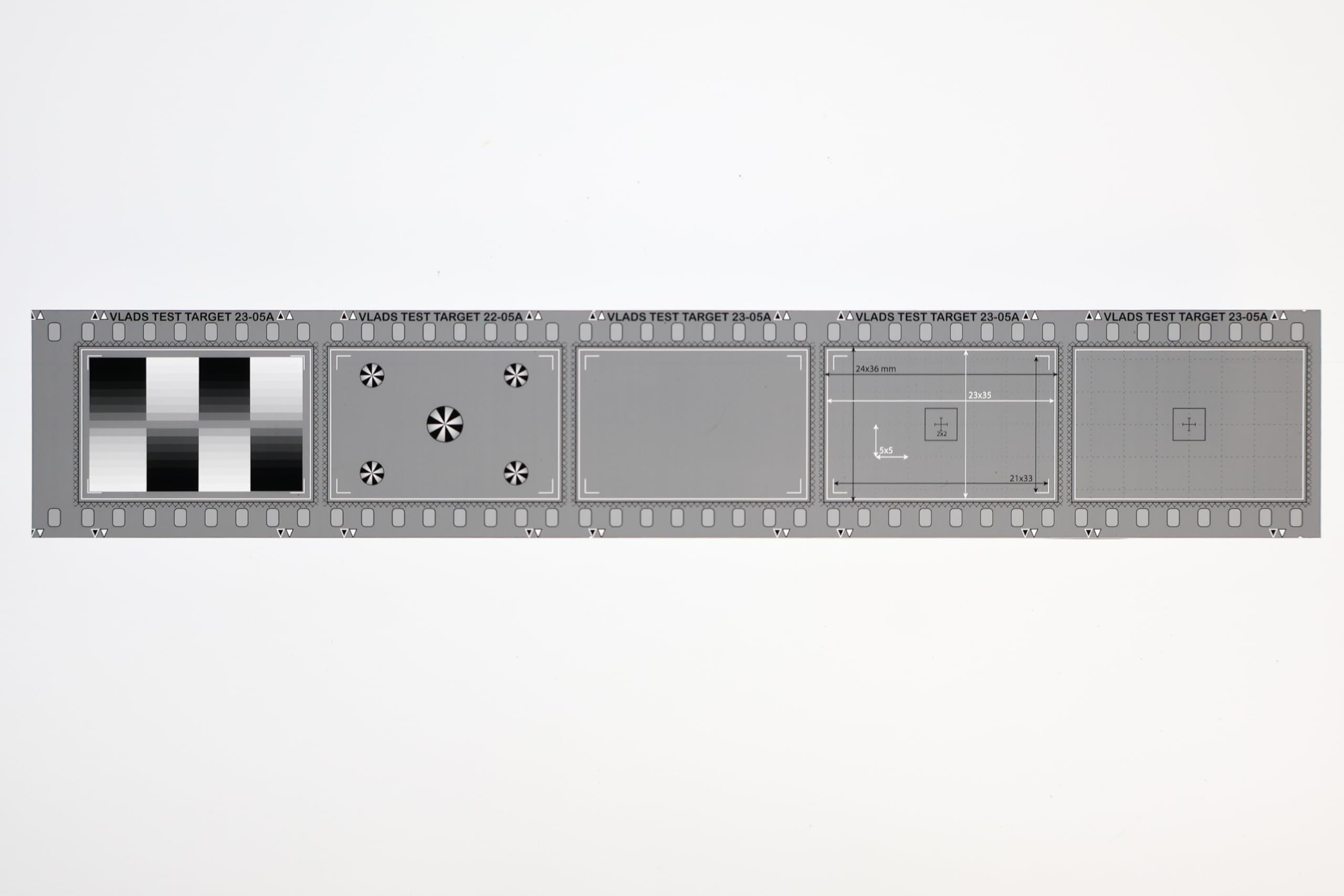 Neue 35-mm-Fokussierungs- und Ausrichtungshilfe für DSLR/spiegelloses Filmscannen. Digitalisieren Sie Ihre unbezahlbaren Farben & S/W-Negative und Dias mit höchster Schärfe und Treue