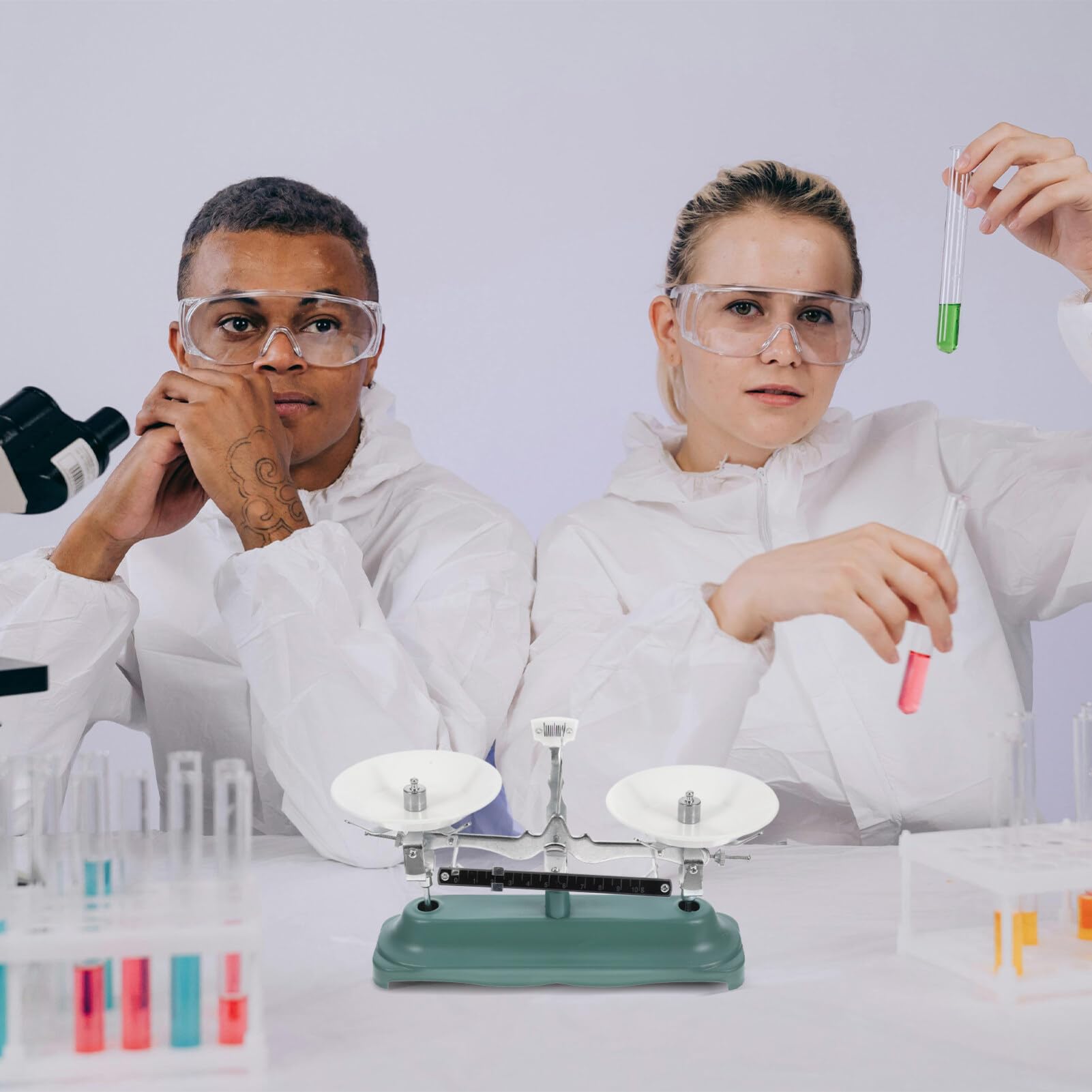 OUNONA Balance à Triple Fléau Portable pour Salle de Classe et Laboratoire avec Poids Inclus Outil de Mesure Scientifique