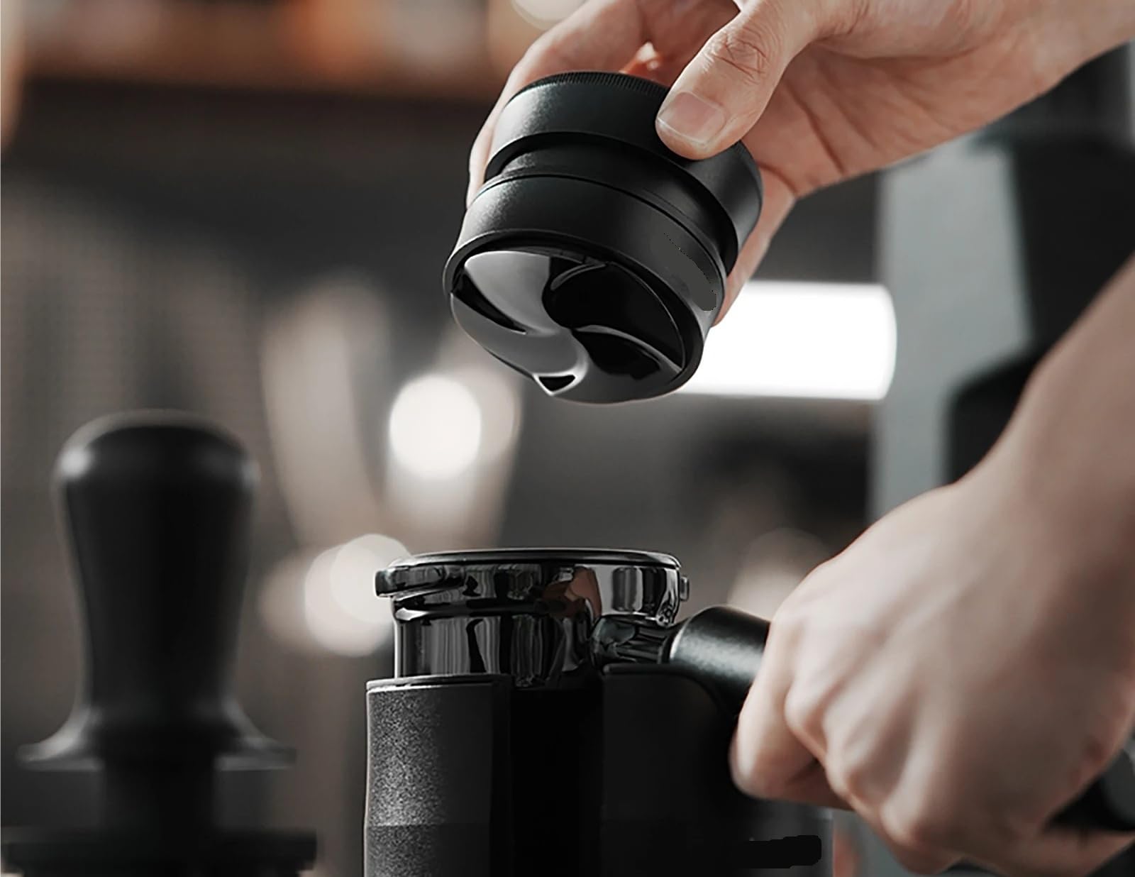 Compatible for distribuidor de gravedad 51/58 mm. | Nivelador de acero inoxidable y nogal for una preparación consistente de espresso.