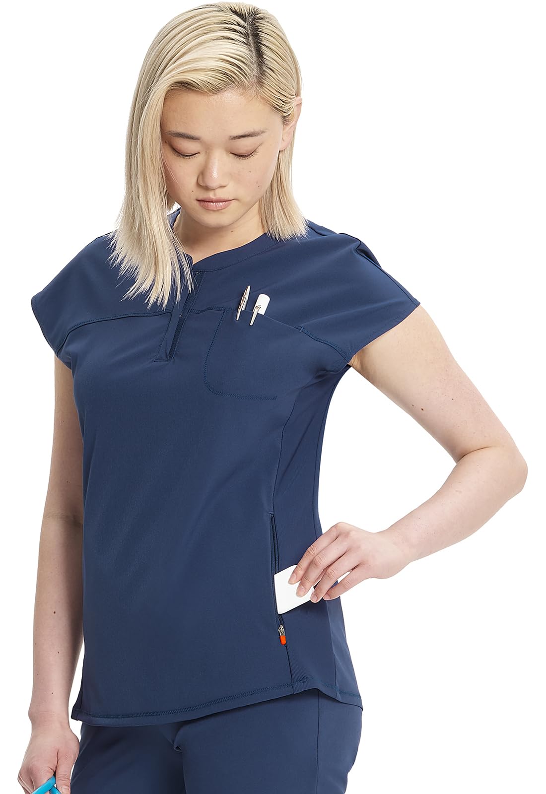 Cherokee Infinity IN622A OP-Oberteil für Damen, moderne Passform, Rundhalsausschnitt, 3 Taschen, verdeckte Knopfleiste mit teilweisem Reißverschluss