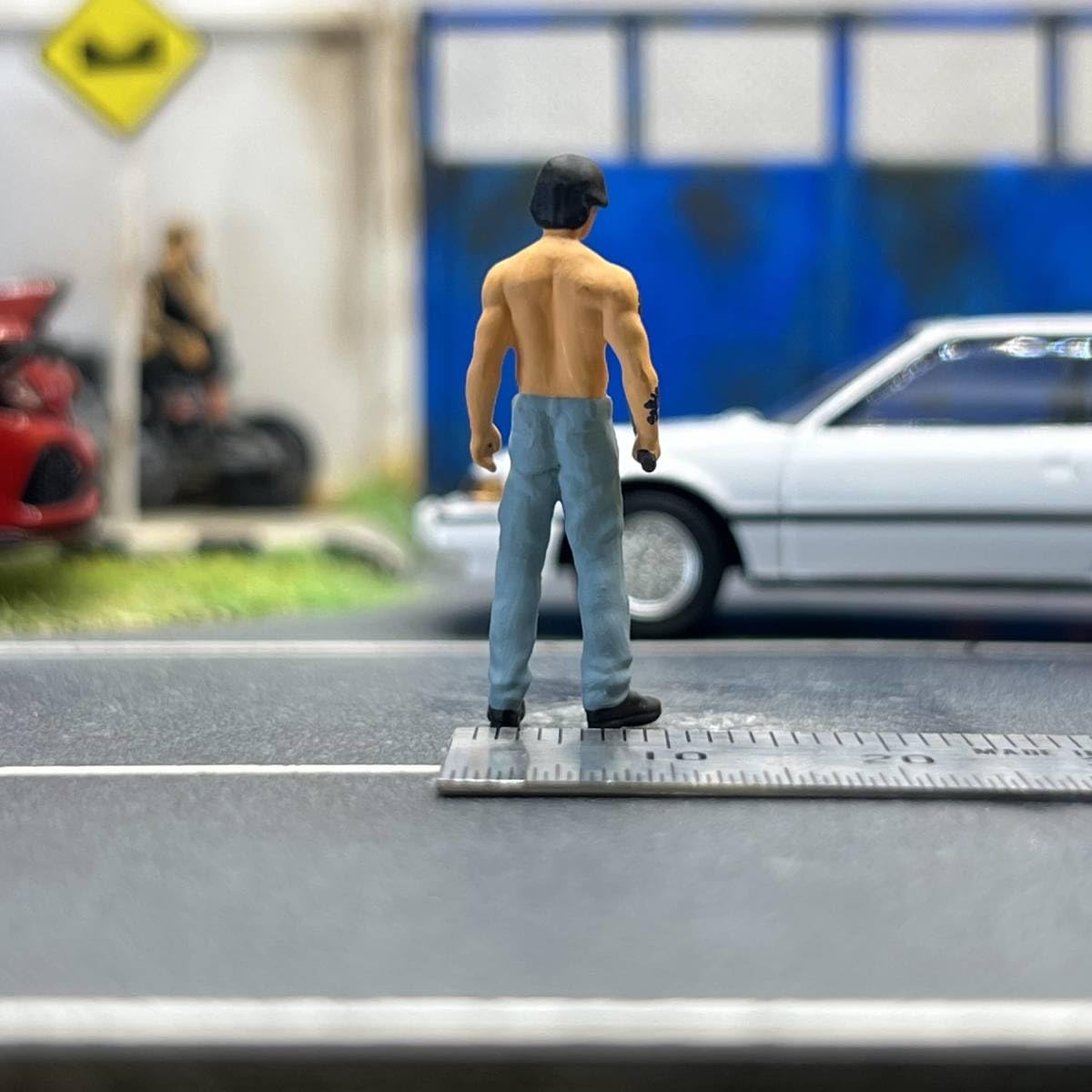 Amazon | 1/64 スケール ナタを持った刺青が入った男性 893 フィギュア