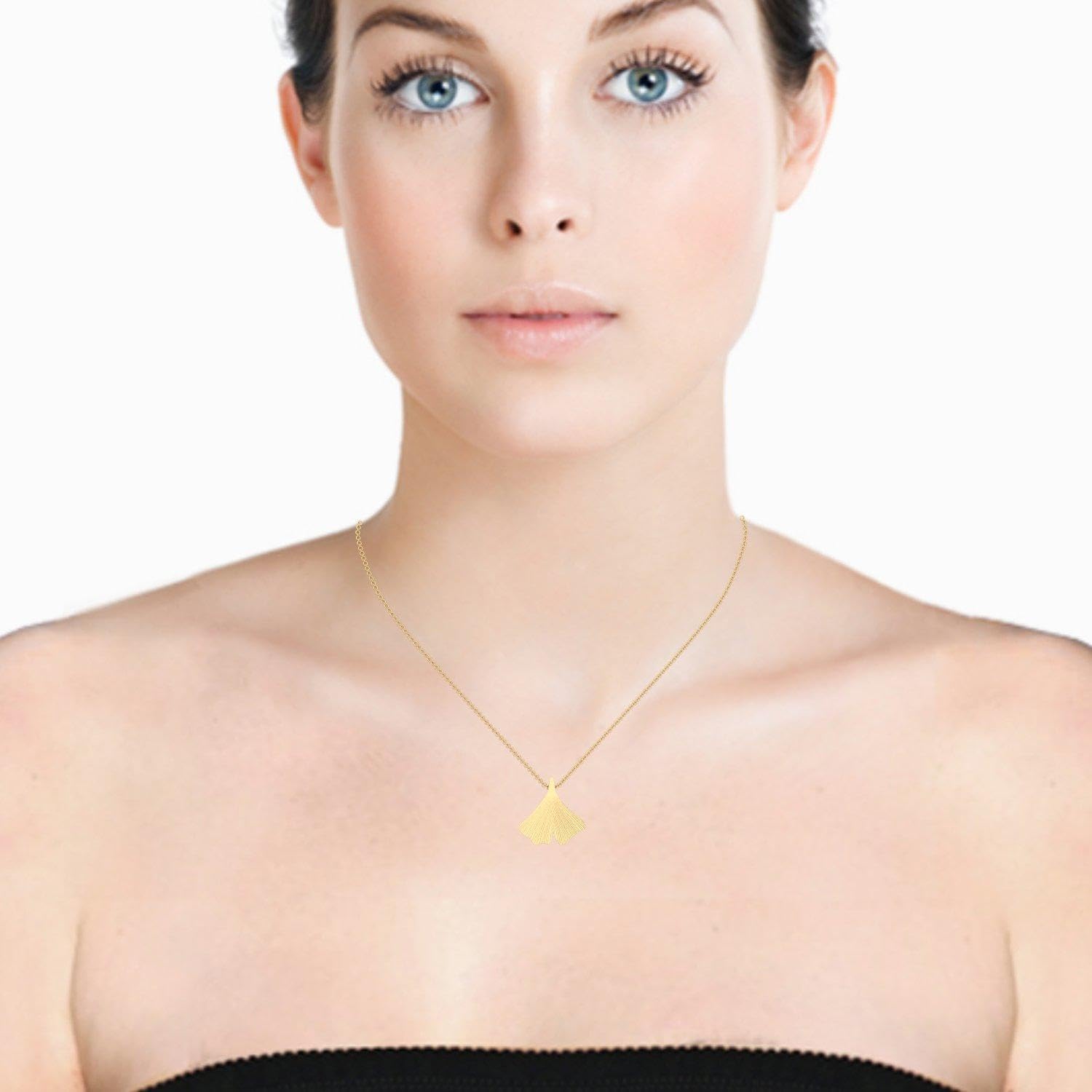 Amoonìc Ginkgoblatt Anhänger mit Halskette in Gold hochwertig vergoldet | inkl. Luxus-Etui Kettenanhänger Damen Gingko Anhänger Ginko Blatt glänzend Kette Gelbgold
