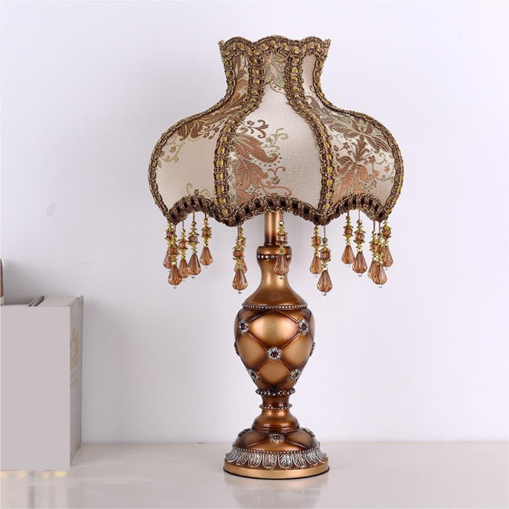 Lampada vintage, luce notturna ambientale sul comodino della | Vintage, base in resina, paralume in tessuto, dipinto a mano, nappa, luce ambientale