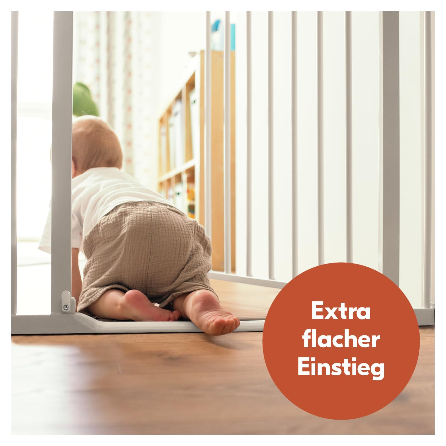 hauck Clear Step 2 + 1x9 cm +1x21cm Verlängerung, Weiß - Kinderschutzgitter Hundegitter, Verstellbare Breite 105-110 cm, 77 cm Hoch, Flacher Einstieg, Einhand Öffnung, ohne Bohren, für Innen