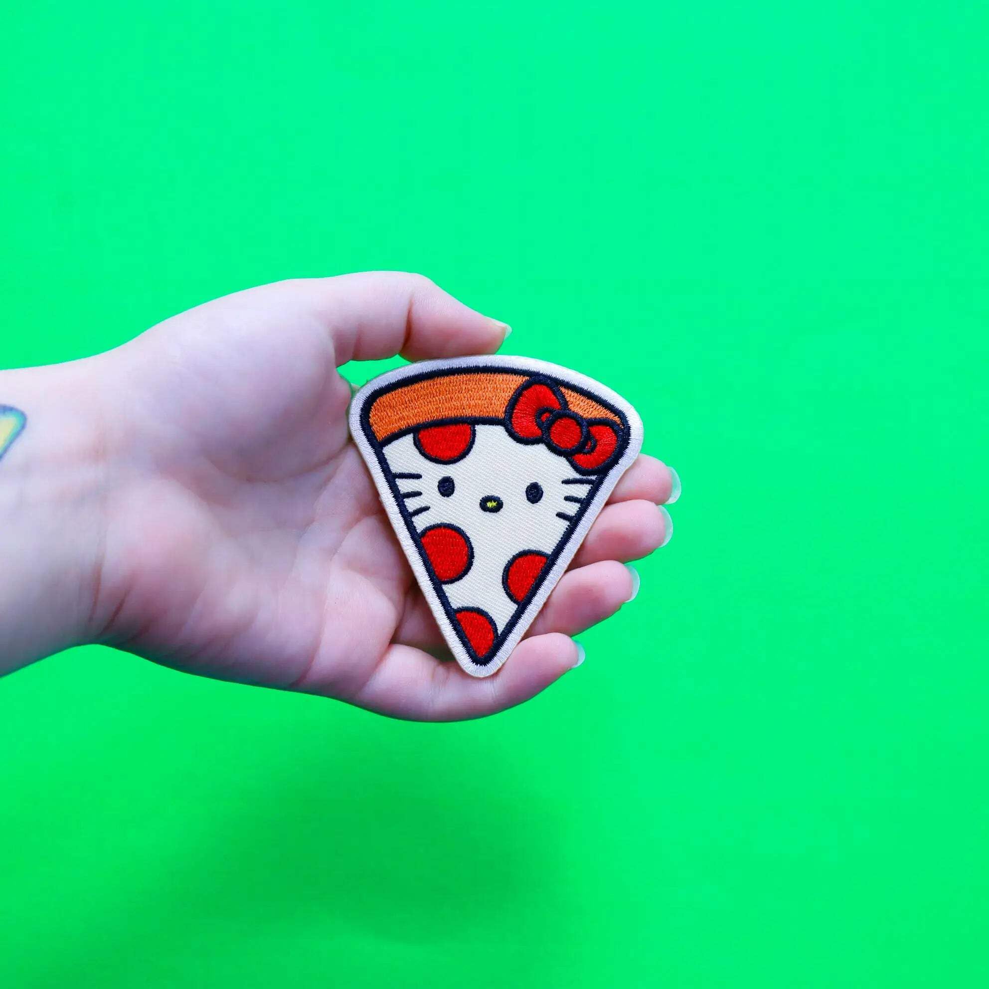 Amazon.co.jp: 公式 ハローキティ ピザ 刺繍 アイロン接着パッチ : ホビー