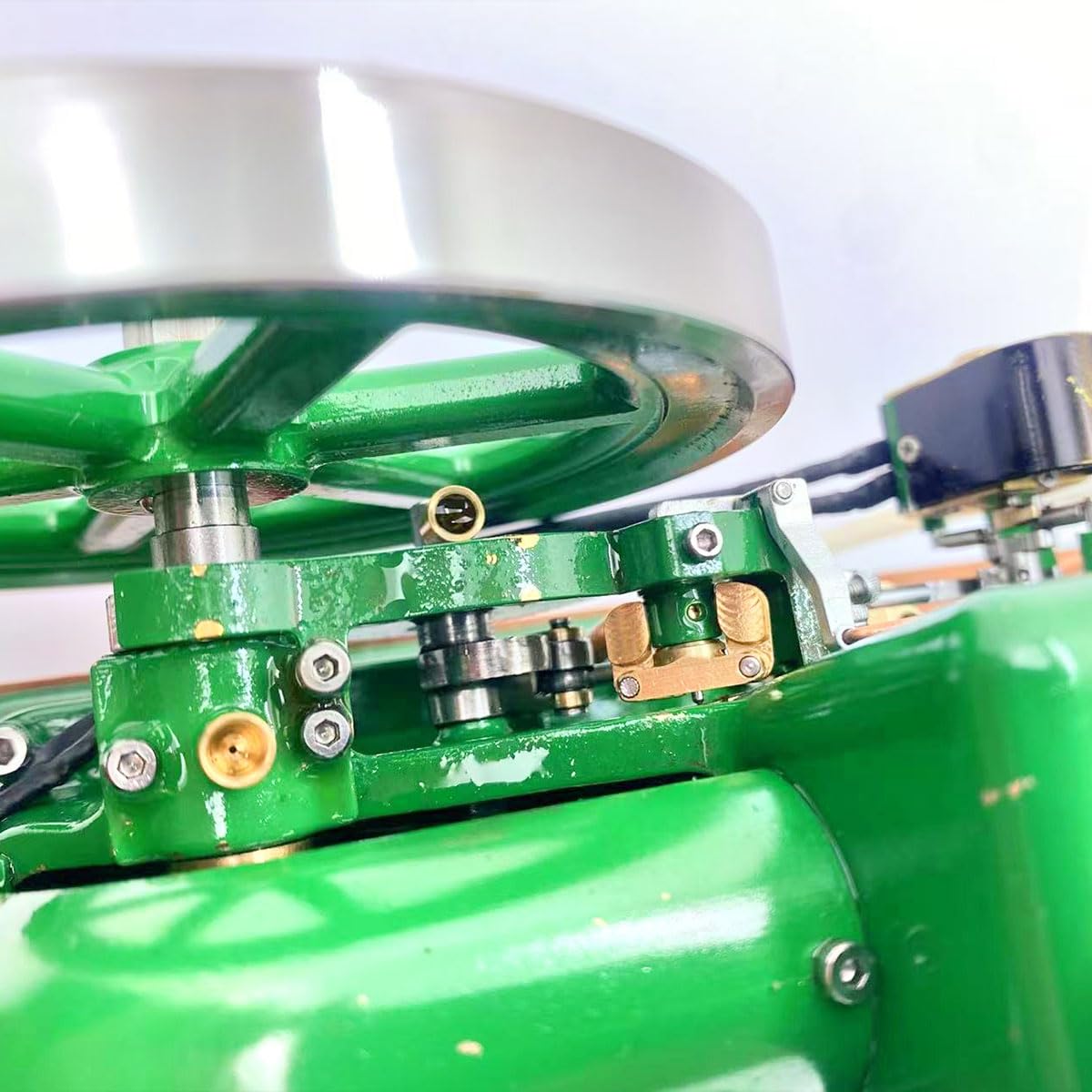 RETROL OKMO Morse Z jednocylindrowy, 4-suwowy silnik benzynowy z miniaturowym regulatorem dławienia, mini silnik z układem zapłonowym i drewnianym stojakiem ekspozycyjnym, industrialna dekoracja