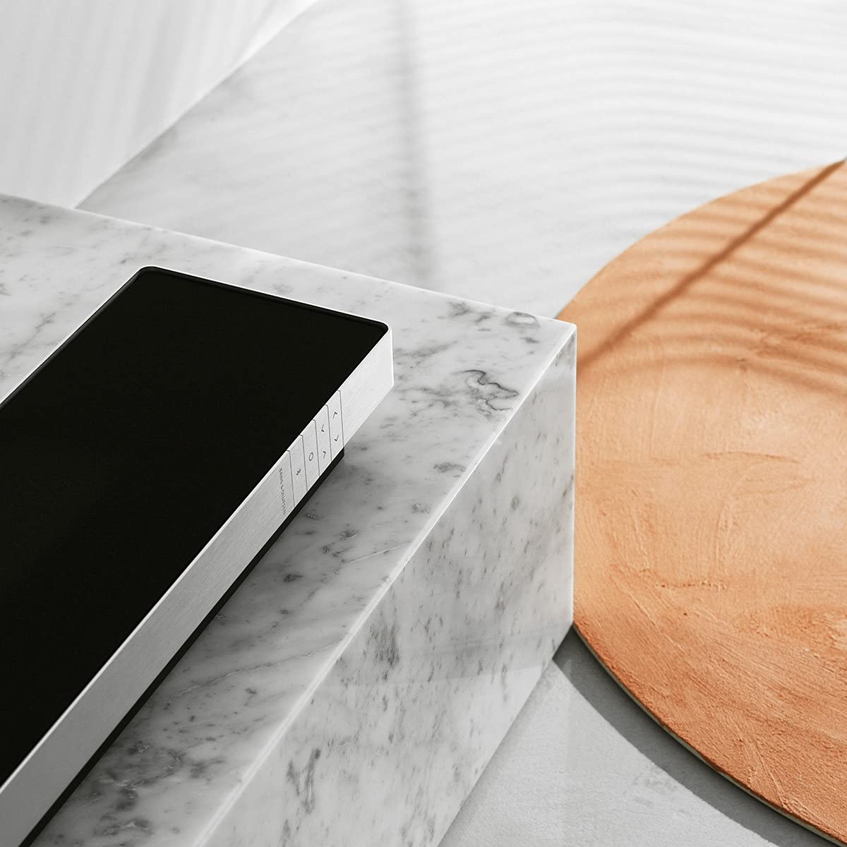 Bang & Olufsen Beosound Stage Barra de Sonido - Plateado y Negro | Altavoz WiFi y Bluetooth con Dolby Atmos, HDMI, Diseño Premium, Sonido Potente para cine en casa