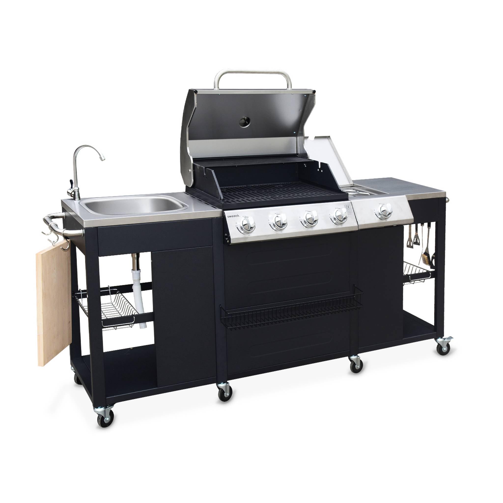 Alice's Garden - Barbecue. cuisine extérieure gaz - D'Artagnan - Barbecue 5 brûleurs dont 1 feu latéral. inox et noir. évier. planche à découper bois. ustensiles