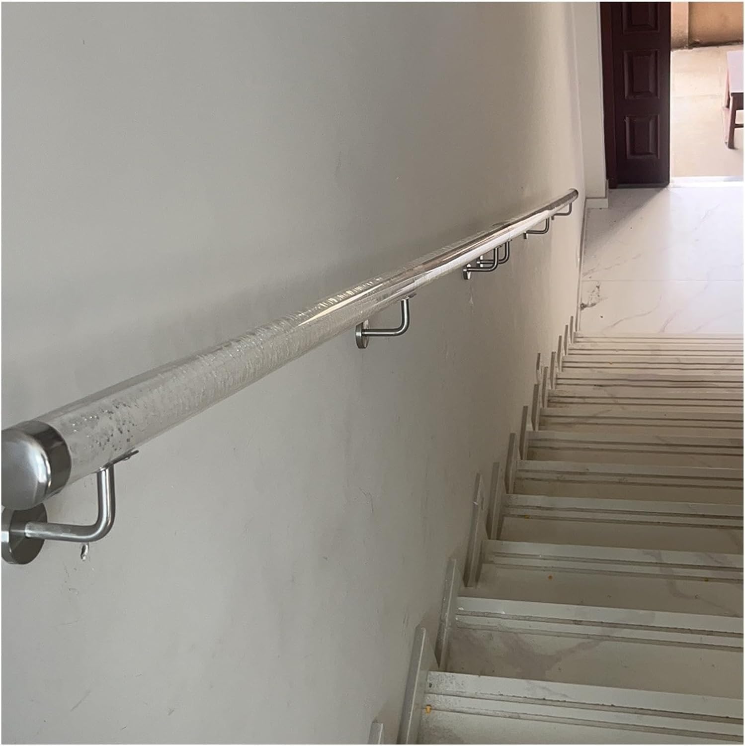 Main courante escalier sécurisée pour couloir de maternelle et maison