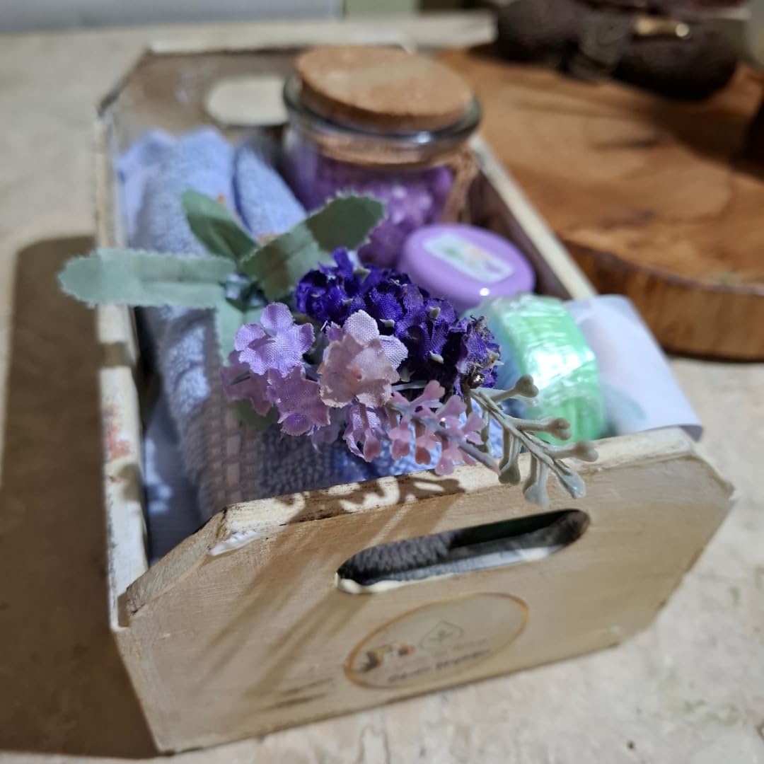 Kit Spa Relaxante de Lavanda, Caixa Artesanal Provençal com Sabonetes, Roll-on Terapêutico, Toalha, para Autocuidado e Bem-estar em promoção! Veja a oferta e mais achadinhos de Kits 2 Hoje é o melhor dia para comprar Kit Spa Relaxante de Lavanda, Caixa Artesanal Provençal com Sabonetes, Roll-on Terapêutico, Toalha, para Autocuidado e Bem-estar com aquele preço maroto! Promoção! Aproveite a oferta! 2