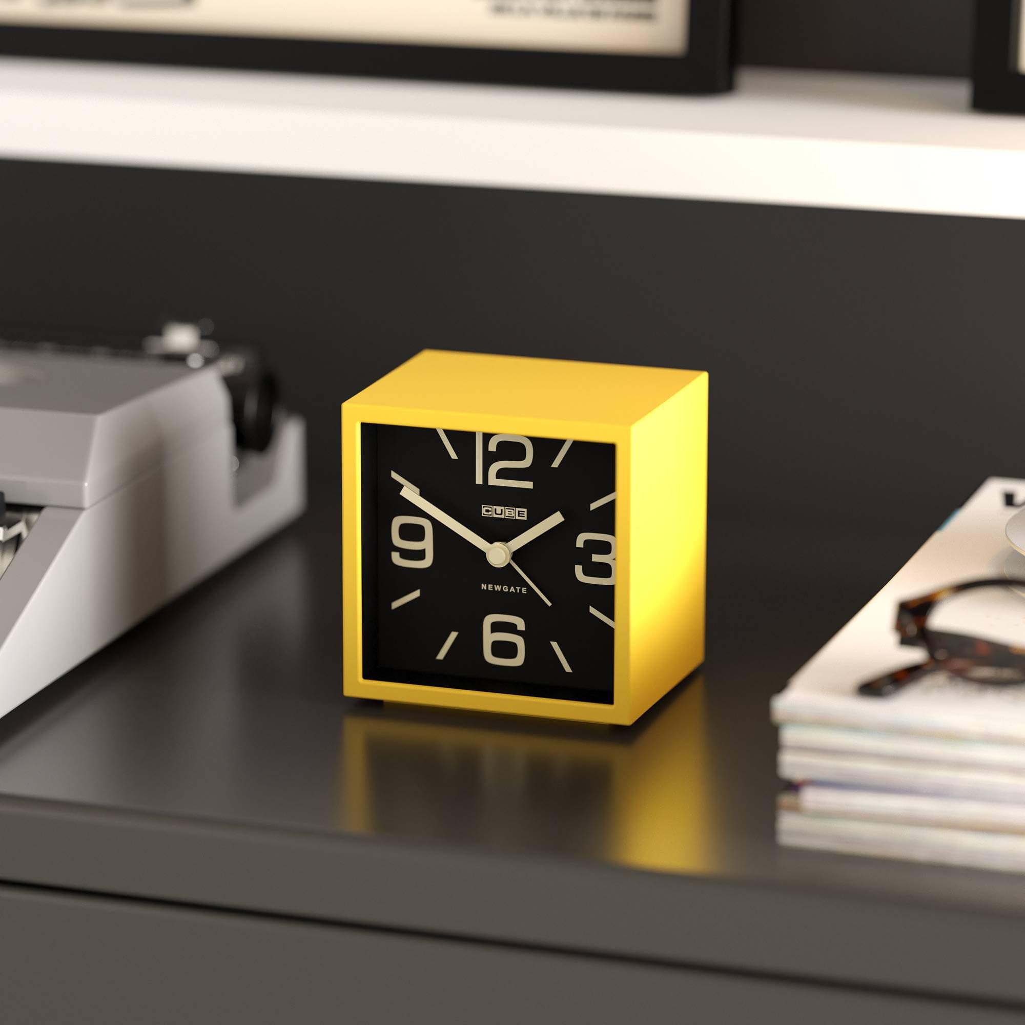 Newgate® Cube sveglia | Allarme retrò a forma di cubo a design | Giallo agrumato | Ideale per comodino, scrivania, mensola e camino | Accessorio retrò da letto e ufficio di metà secolo