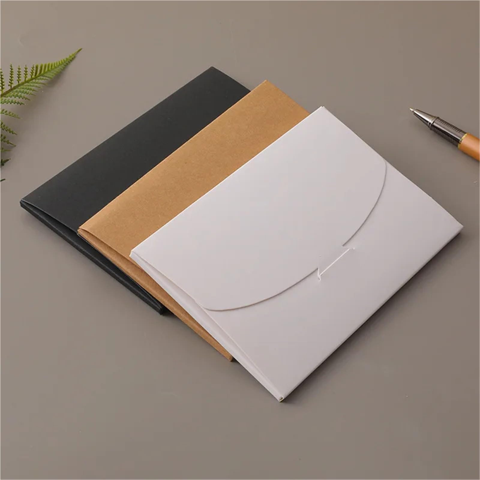 Koperty na karty podarunkowe 100 szt. z okienkiem papieru pakowego pocztówki Zdjęcia Opakowania biznesowe Wakacje Wesela(Brown with window)