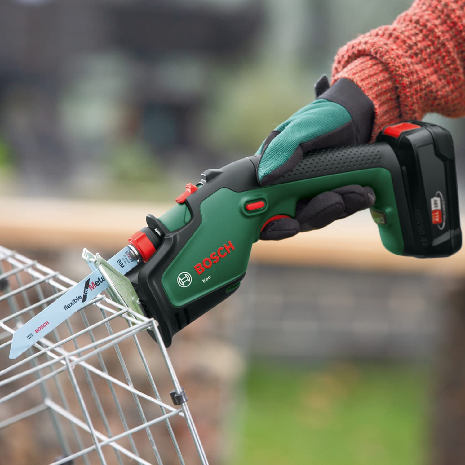 Bosch Home and Garden Akku-Gartensäge Keo (1 Akku 2,0 Ah, 18 Volt System, Schnittdurchmesser 80 mm, mit Schweizer Präzisionsklinge Holz inklusive, in Kartonverpackung) | 1 Akku 2,0 Ah, 18 Volt System, Schnittdurchmesser 80 mm, mit Schweizer Präzisionsklin