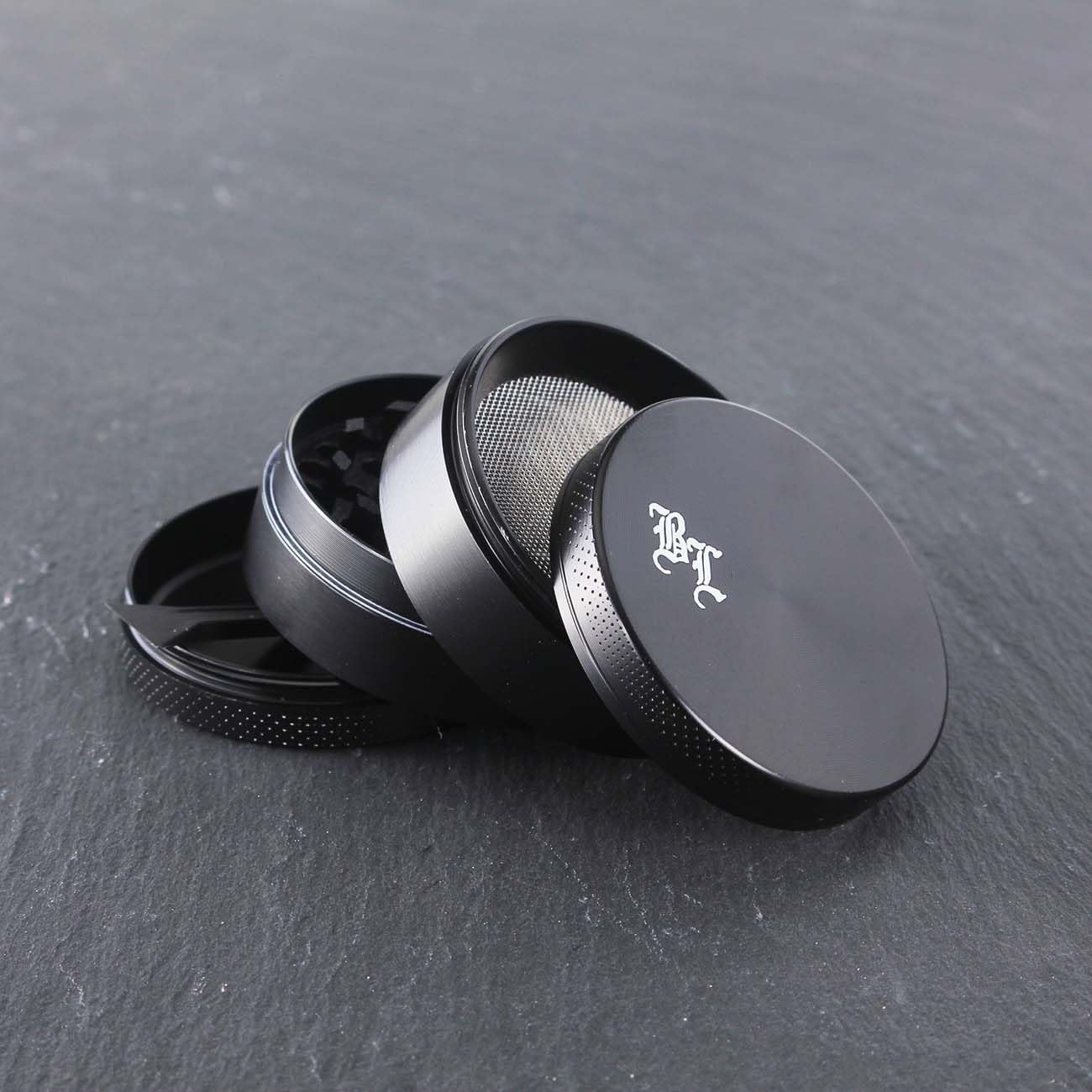 Black Leaf | Grinder in alluminio | nero | piccolo 4 pezzi Ø 49/47 mm H 36 mm | denti taglio diamantato | + raschietto | Crusher speciale per erbe aromatiche