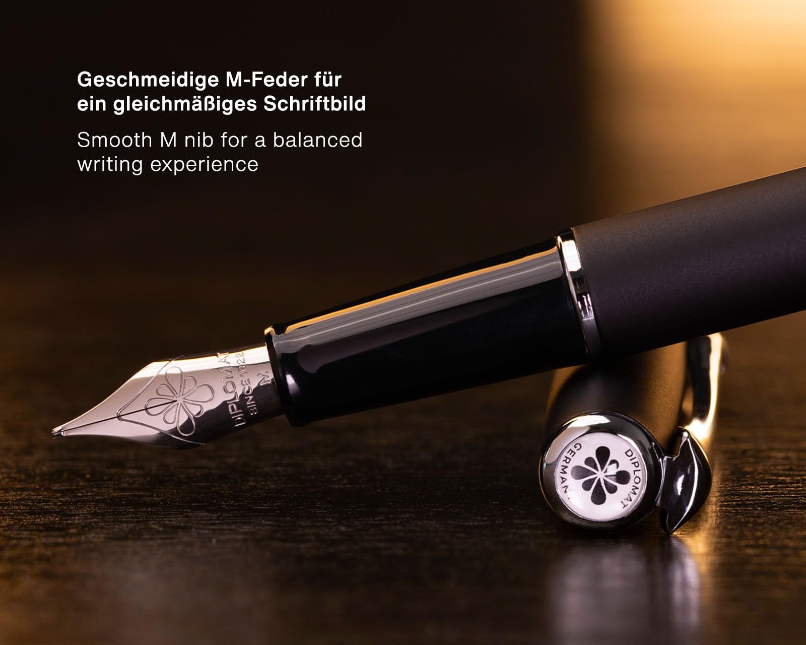 Diplomat Traveller Füllhalter-Set Schwarz matt, Tinte und Konverter | Metallfüllhalter mit Edelstahlfeder M, 30 ml Octopus Tinte Königsblau und Tintenkonverter