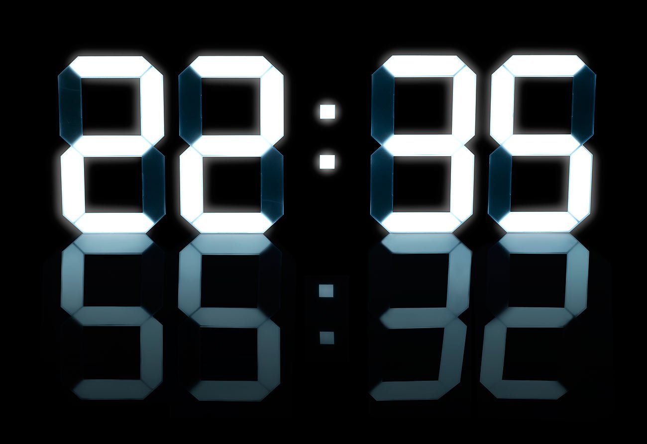 Lunartec Digitaluhr: Digitale XXL-LED-Tisch- & Wanduhr, 45 cm, dimmbar, Wecker, Fernbedien. (LED Uhr Schlafzimmer, Schlafzimmer Uhr beleuchtet, Kabel)