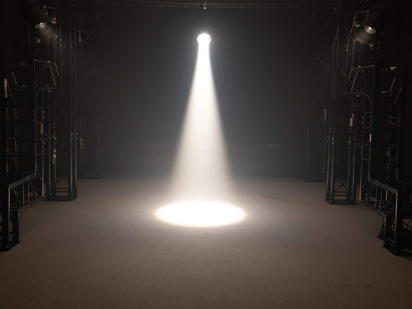 Eurolite LED PAR-64 COB 3000K 100W mit Zoom- und Dimmerfrequenz-Funktion schwarz | PAR-Scheinwerfer mit warmweißer 100-Watt-COB-LED für Videoproduktionen
