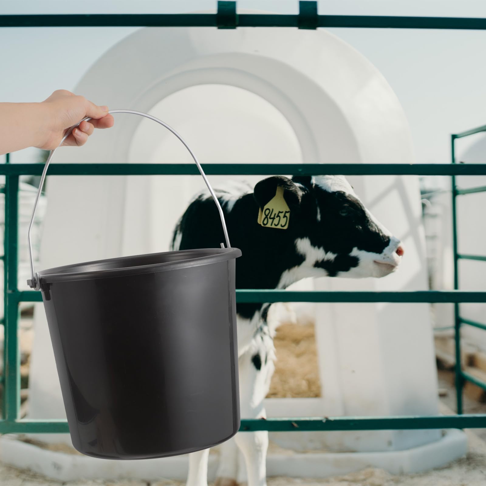 Cubo portátil de 8 litros para alimentación de terneros con asa, solución de riego y alimentación de ganado de plástico duradero, ideal para ganado, cabras y ovejas, uso versátil en granja