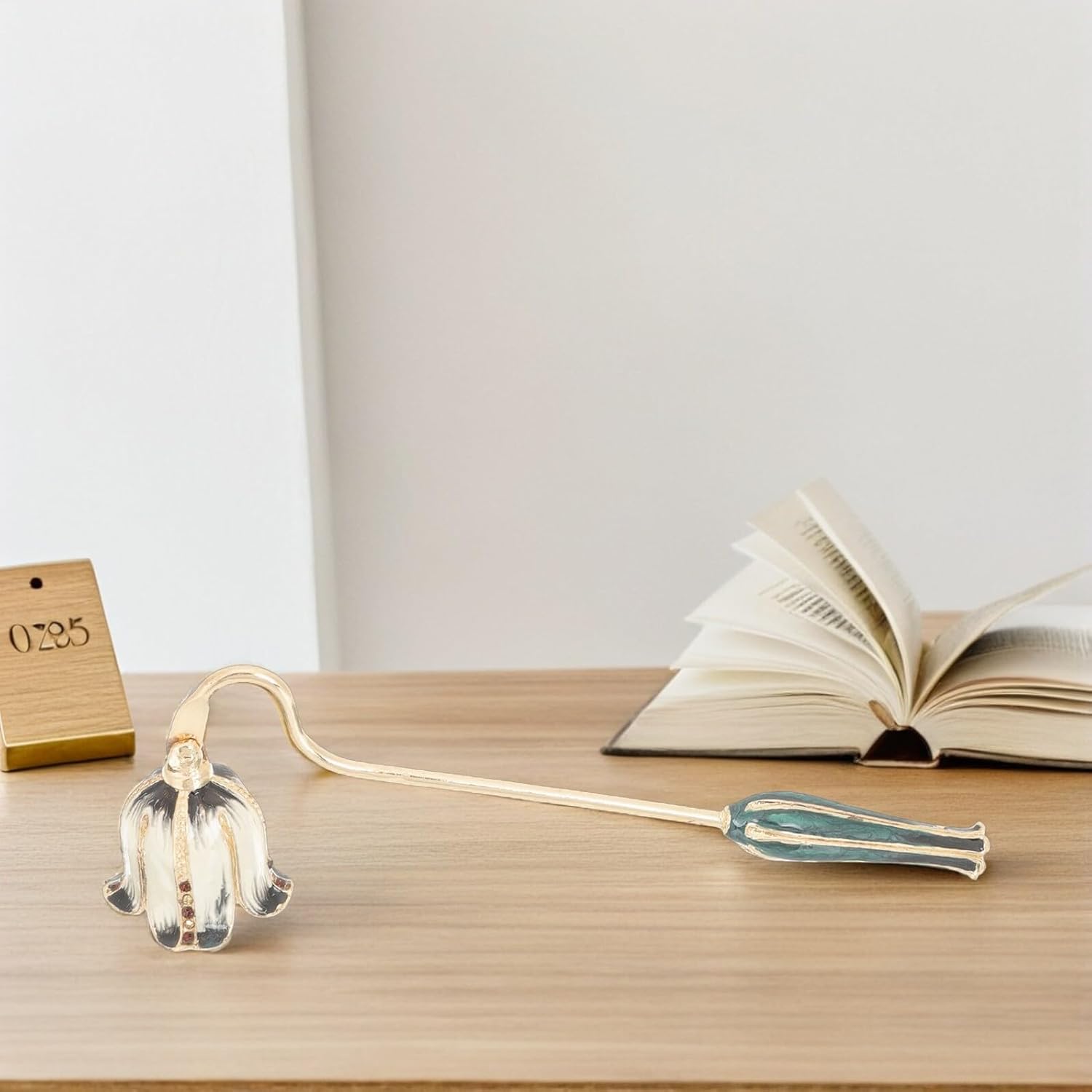 Candle Snuffer Tool Long Handle for Safely Extinguishing Candle Flames Suitable for Aromatherapy Decorative Accessory
