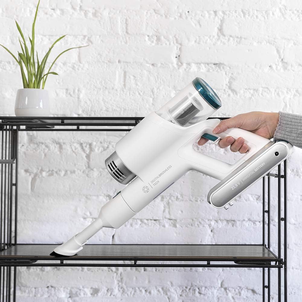 Ruka koja drži Cecotec Conga Rockstar 200 Vital u ručnom načinu rada, čisti policu