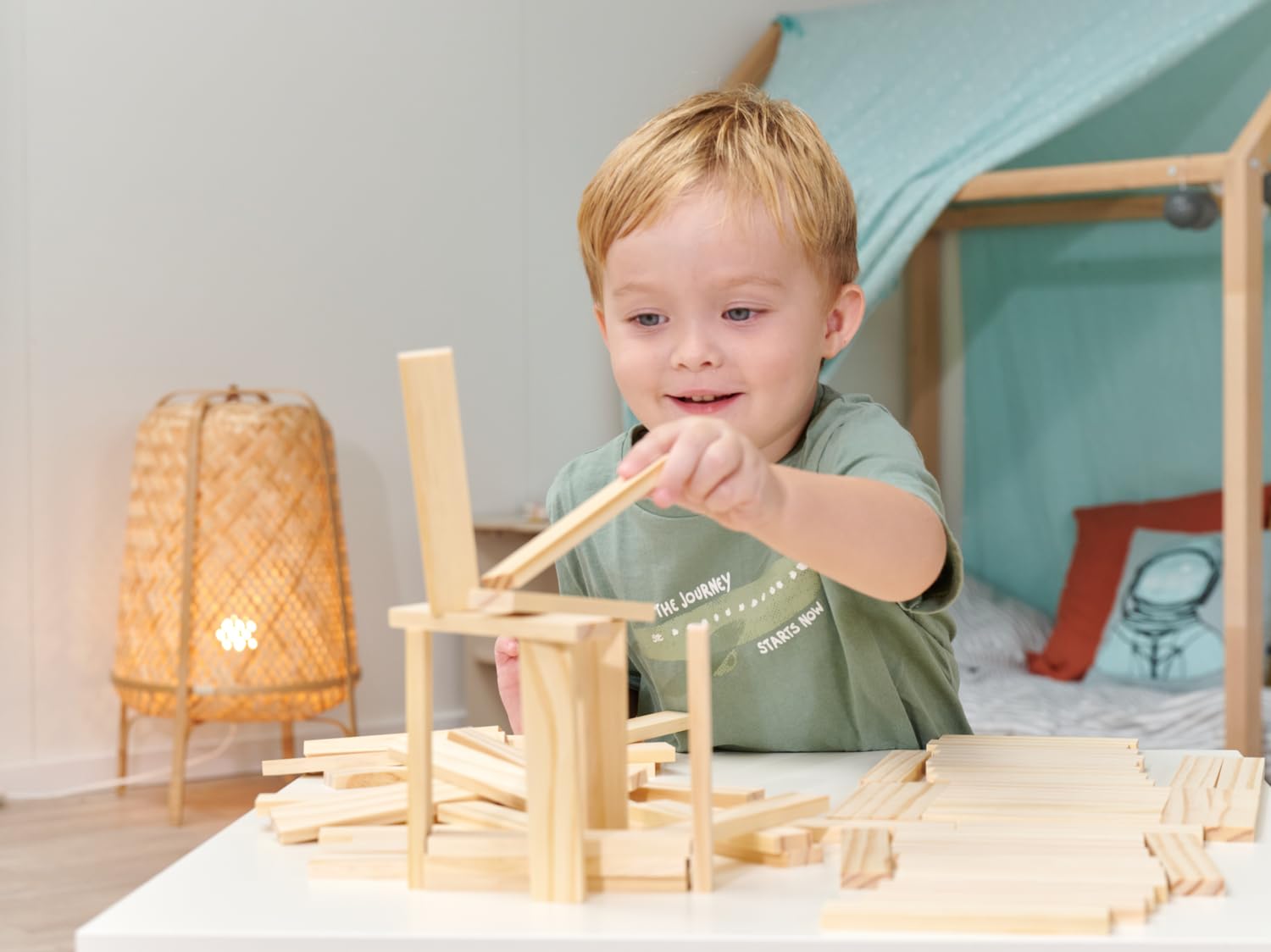 Eichhorn Set da 200 pezzi con mattoncini in legno e modelli per costruzione, promuove la creatività e le capacità motorie, in legno di pino certificato FSC, dai 2 anni in su