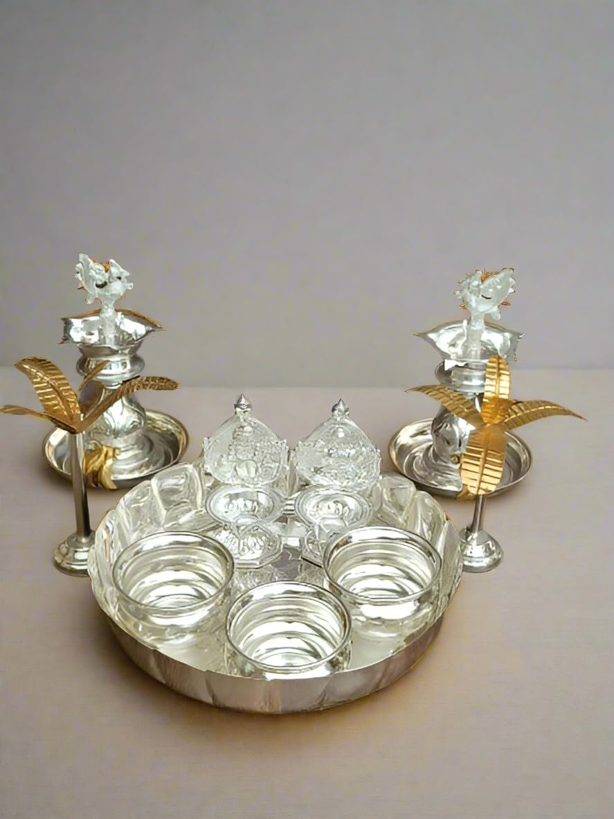 Bols Gandham et assiette à fleurs avec diya pour fête de Diwali