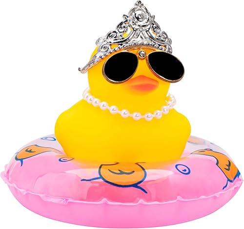 wonuu Adorno de pato para decoración de tablero de automóvil, accesorios de goma con collar de perlas, corona, mini anillo de natación y lentes de