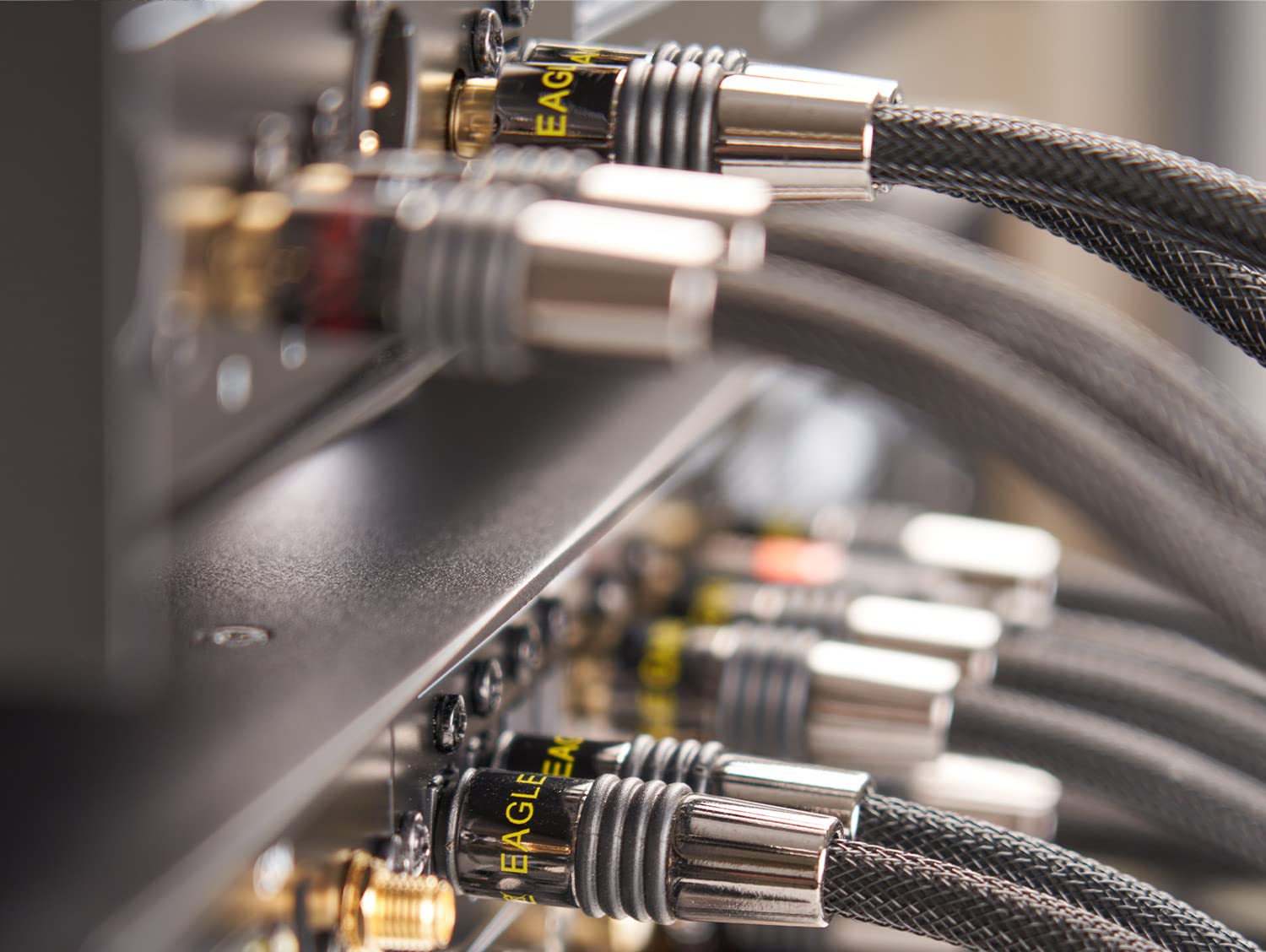 eagle cable by INAKUSTIK – 100842050 – Deluxe Mono-Subwooferkabel| kraftvoller und dynamischer Klang, hoher Kupfergehalt | 8,0m in Schwarz | 2-fache Abschirmung - Vollmetallstecker| mit Geflechtschirm