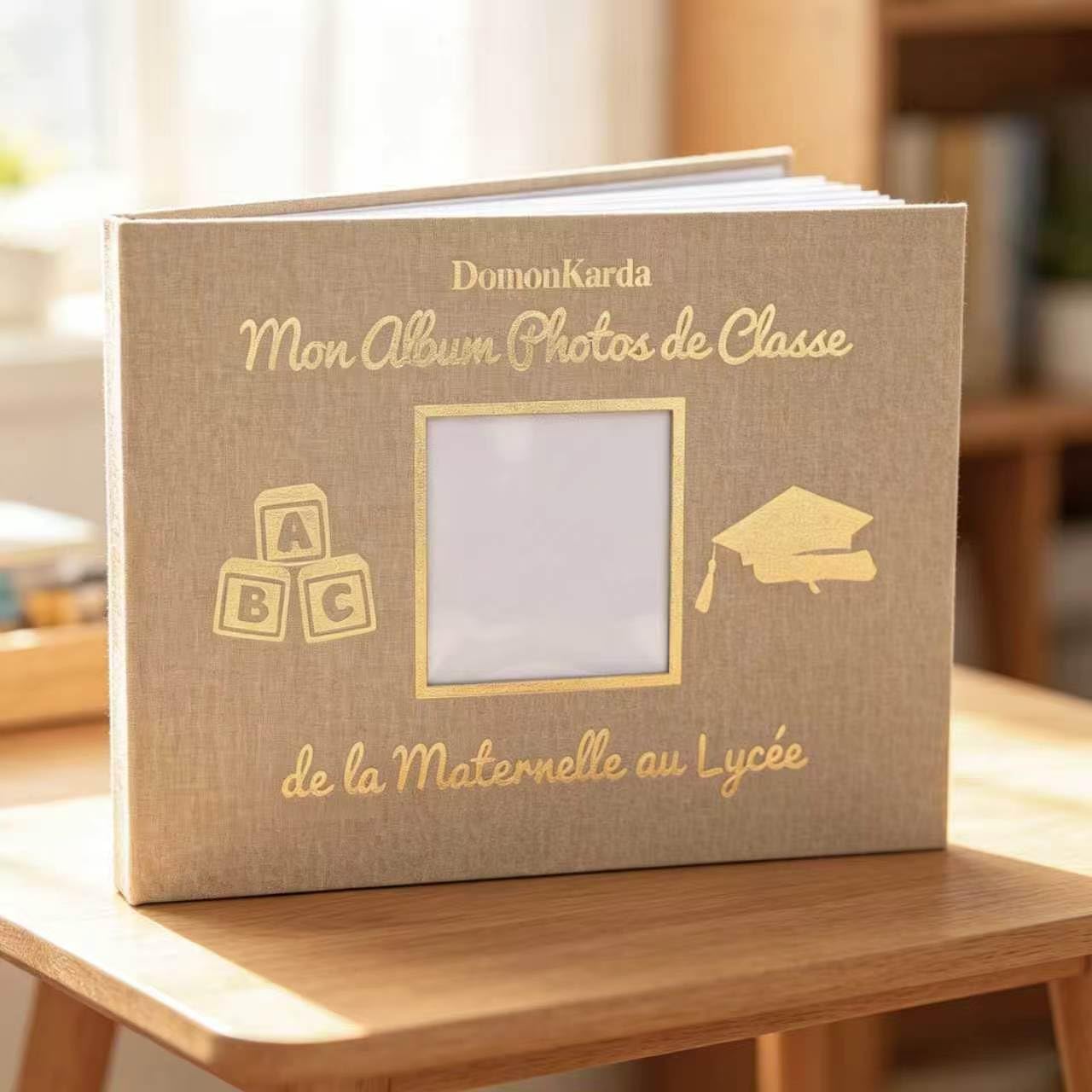 Album photos de classe PREMIUM dans sa box – Mon Album Photos de Classe de la maternelle au lycée – 98 pages – album photos scolaire enfant – stickers images et colles offerts – livre souvenir enfant