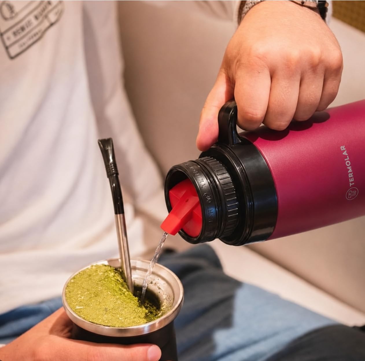 TERMOLAR - Termo R-EVOLUTION 1L con Pico Cebador para Mate y Asa | Termo Acero Inoxidable 304 | Retención Térmica 20H Calor / 36H Frío | Botella Aislante de Viaje Premium para Café o Té (Rosa)