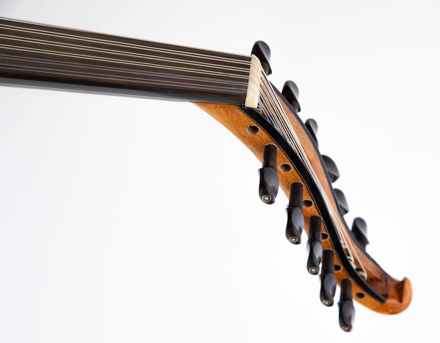 Handgefertigtes türkisches Oud aus schwarzer Walnuss, Ebenholzwirbeln und Kurschner-Saiten. Mit weicher Hülle. Traditionelles Saitenmusikinstrument