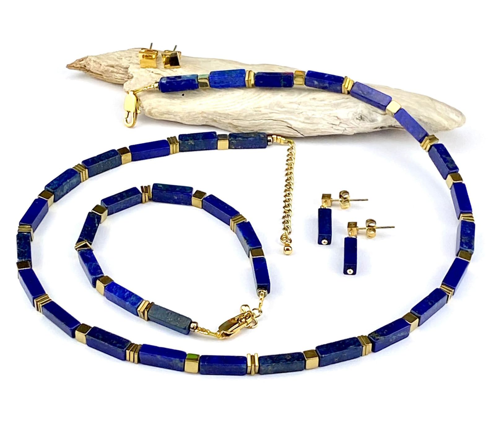 Handgemachte Kette mit natürlichen Lapis Lazuli Perlen, kombiniert mit vergoldeten Hämatit Perlen, vergoldetem Edelstahl Verschluss, Edelstein Heilstein Lapislazuli