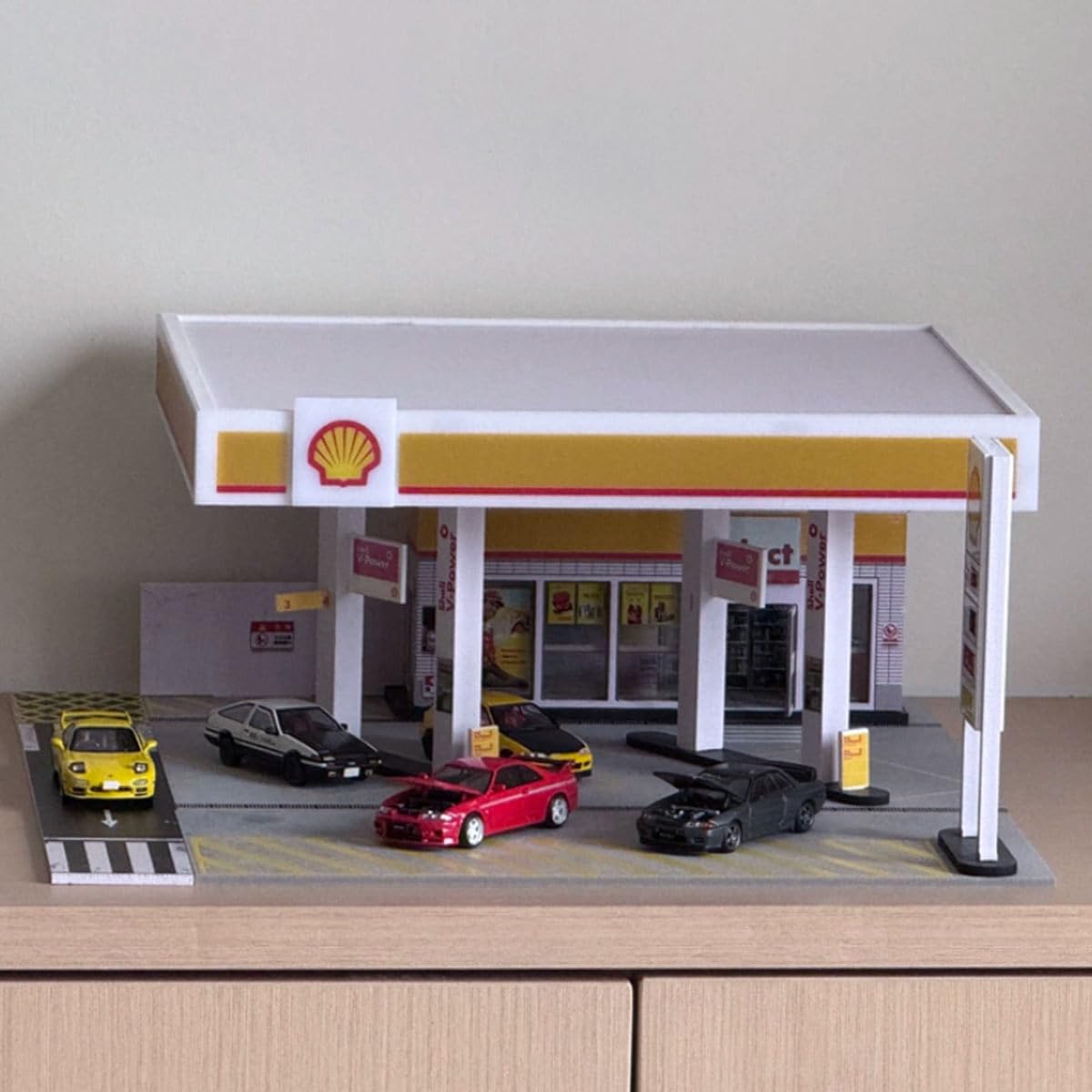 Shell Diorama stacja benzynowa w skali 1:64 – podświetlany LED model budynku z miniaturowymi akcesoriami, kompatybilna ze wszystkimi modelami samochodów w skali 1:64 (Collectible Display Scene)