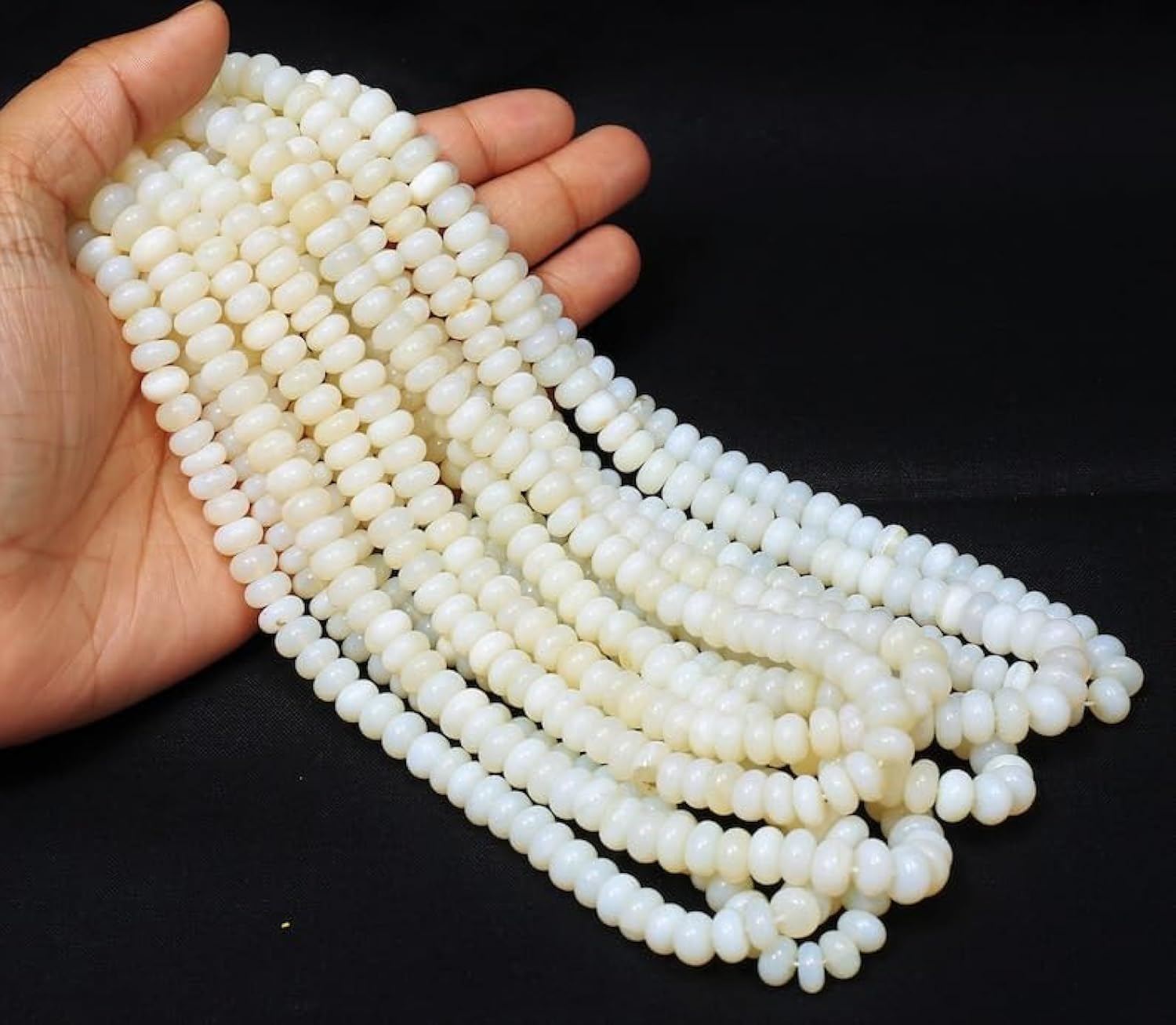 Perles blanches crémeuses pour créer un cadeau de mariage unique